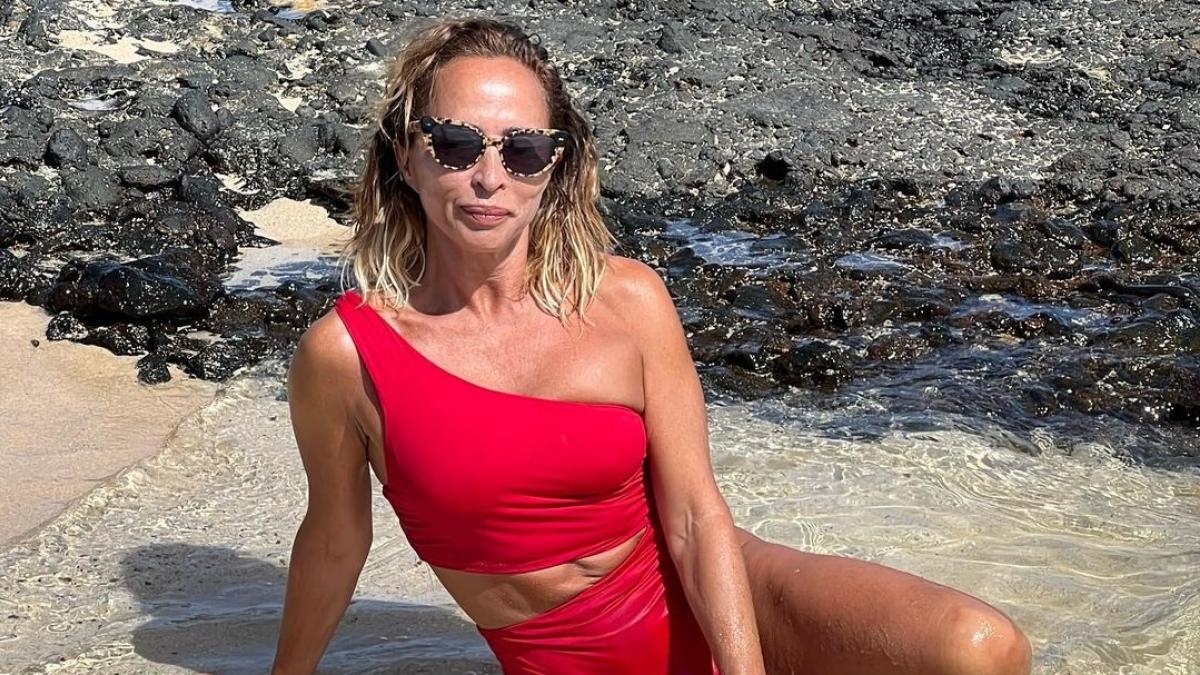 María Patiño presumeix de cos musculat en biquini als 51 anys a Fuerteventura