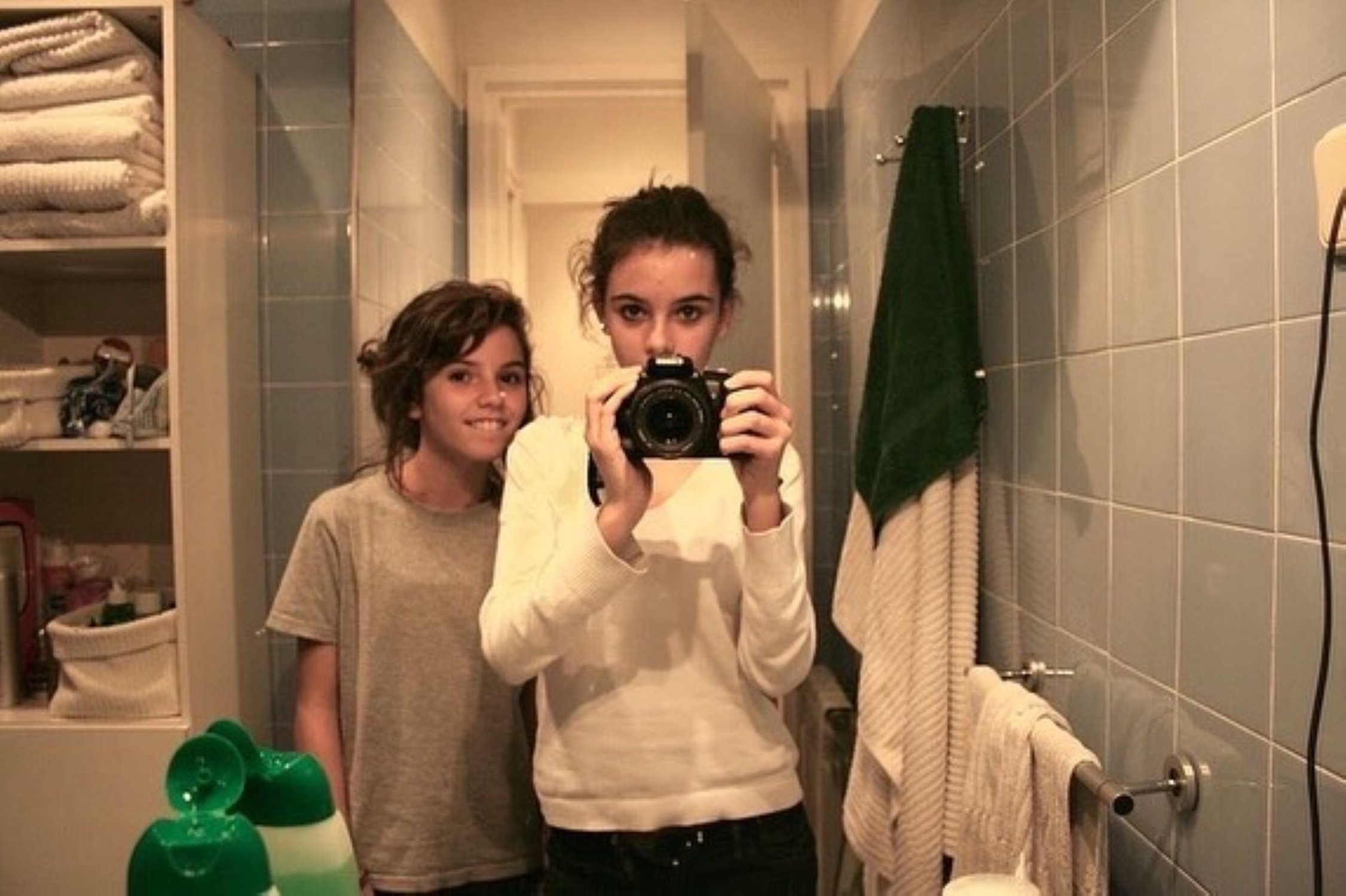 Foto impagable de Joana y Mireia, 11 años después de 'Pulseras rojas'