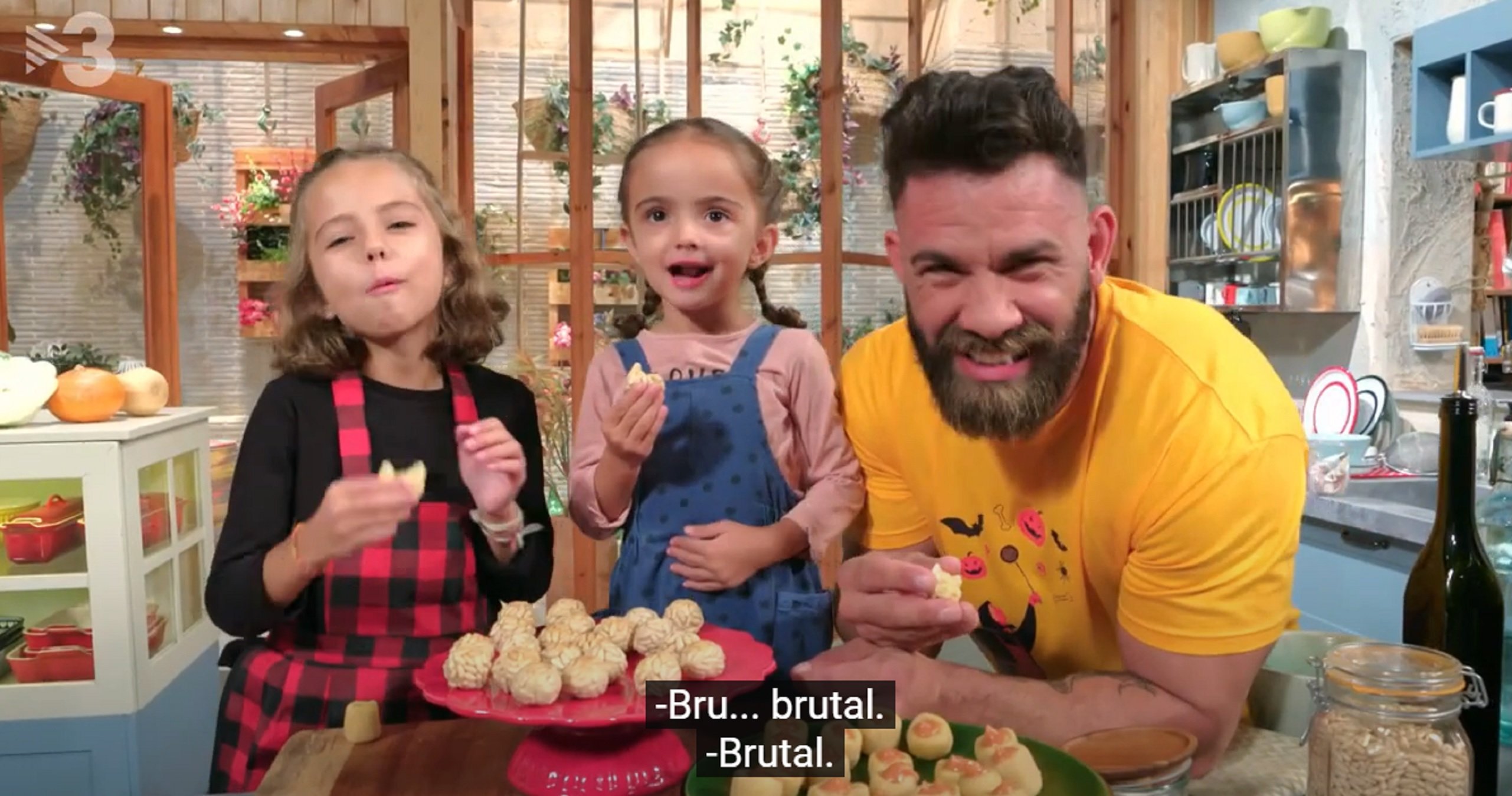 Marc Ribas enamora haciendo panellets con Ona y Sira, sus dos hijas: TV3 se emociona