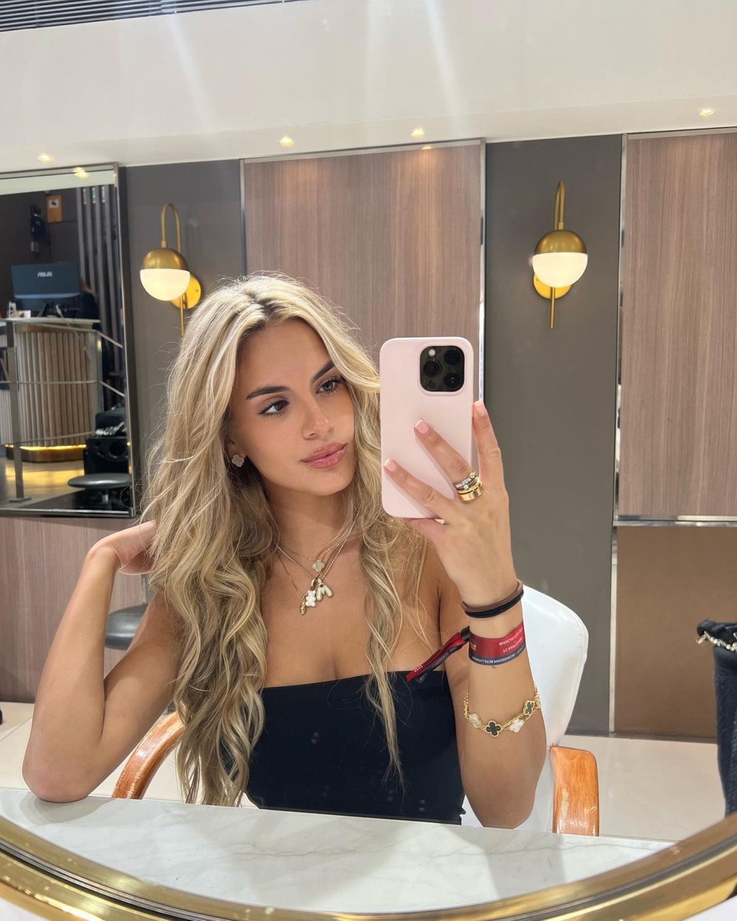 El chupetón de Maria Guardiola en el cuello en una fecha señalada