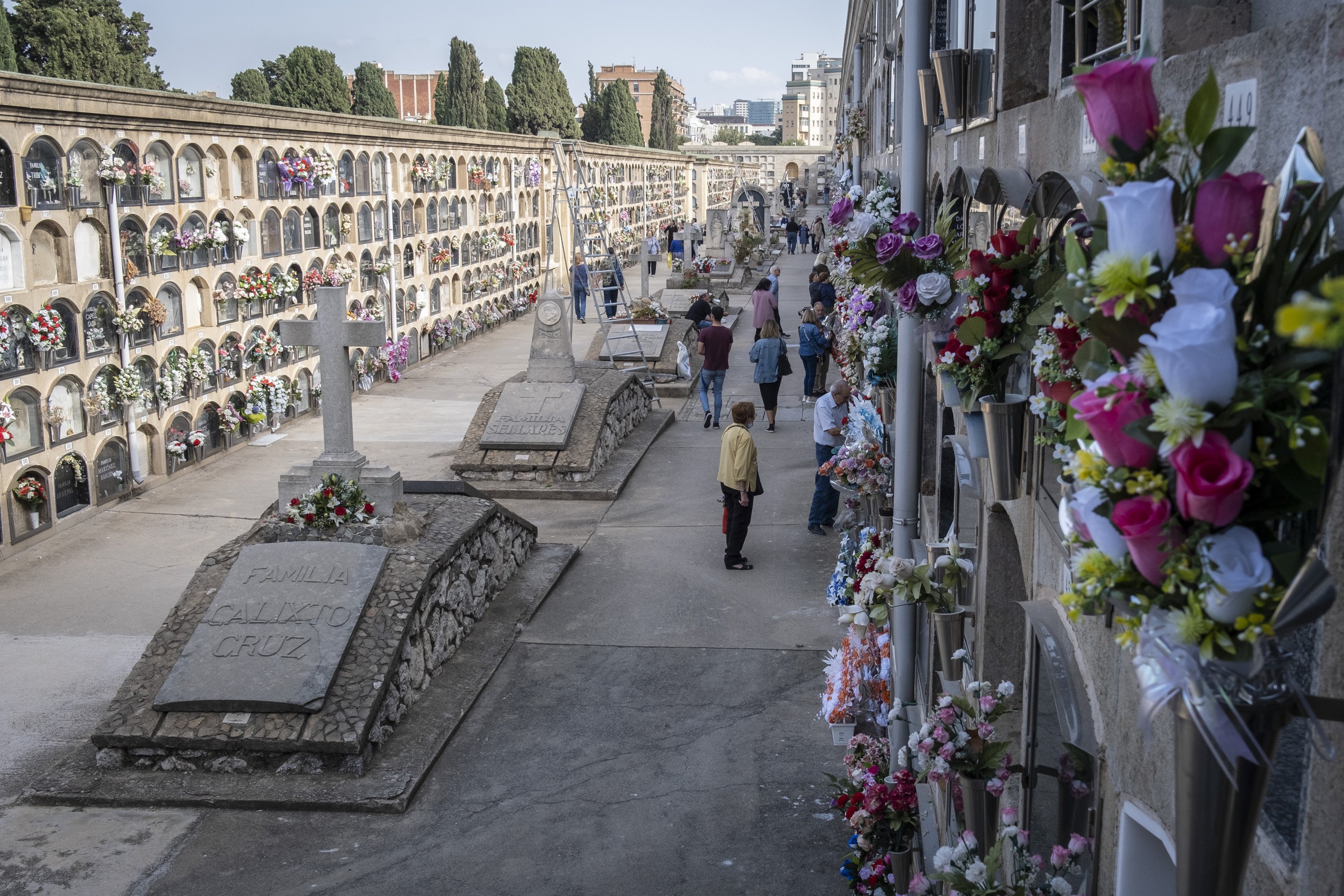 Un vidu fa 23 anys que dedica tendres esqueles a la seva dona