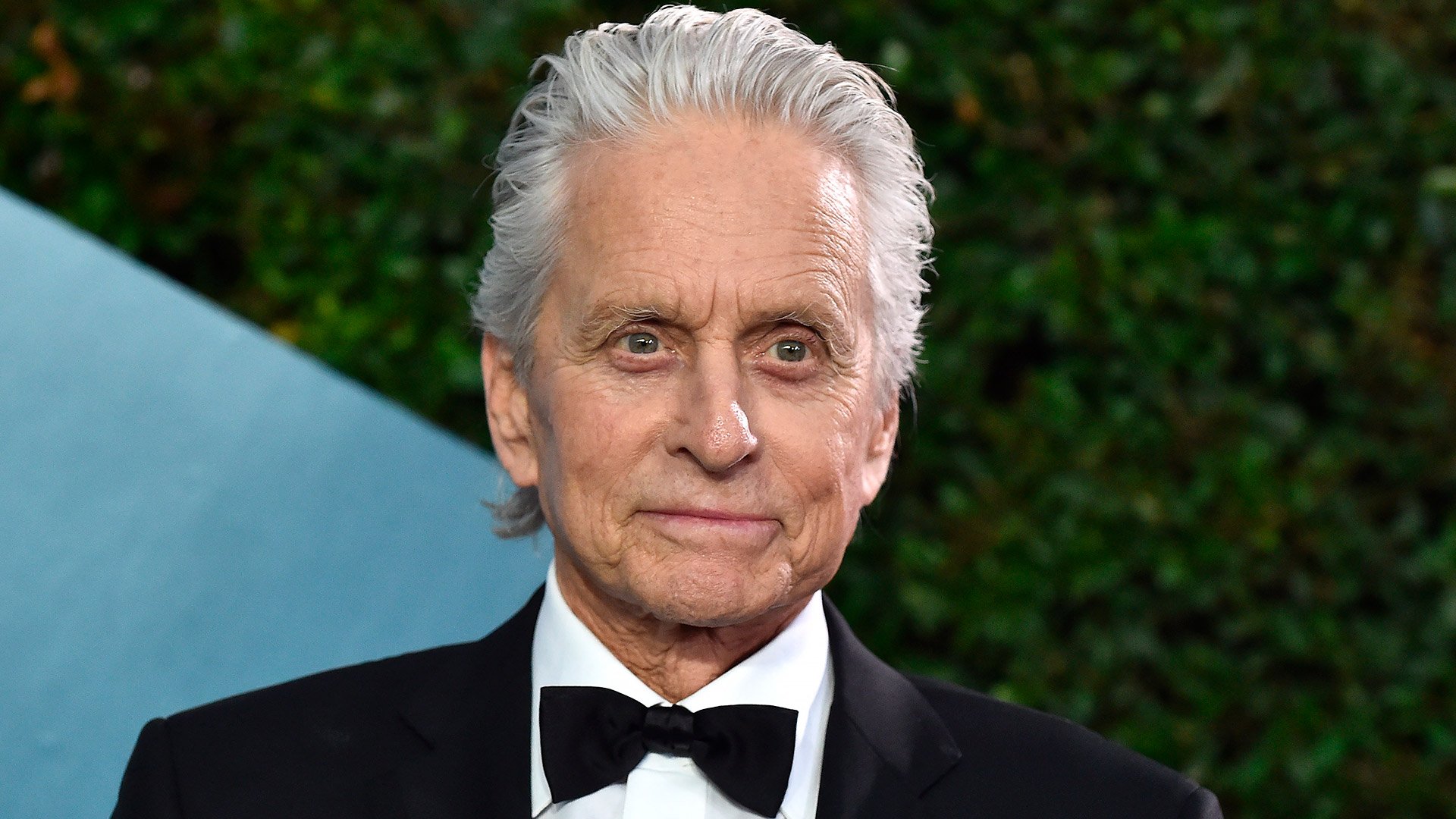 Impacto con la nueva cara de Michael Douglas, la estrella de Hollywood, irreconocible