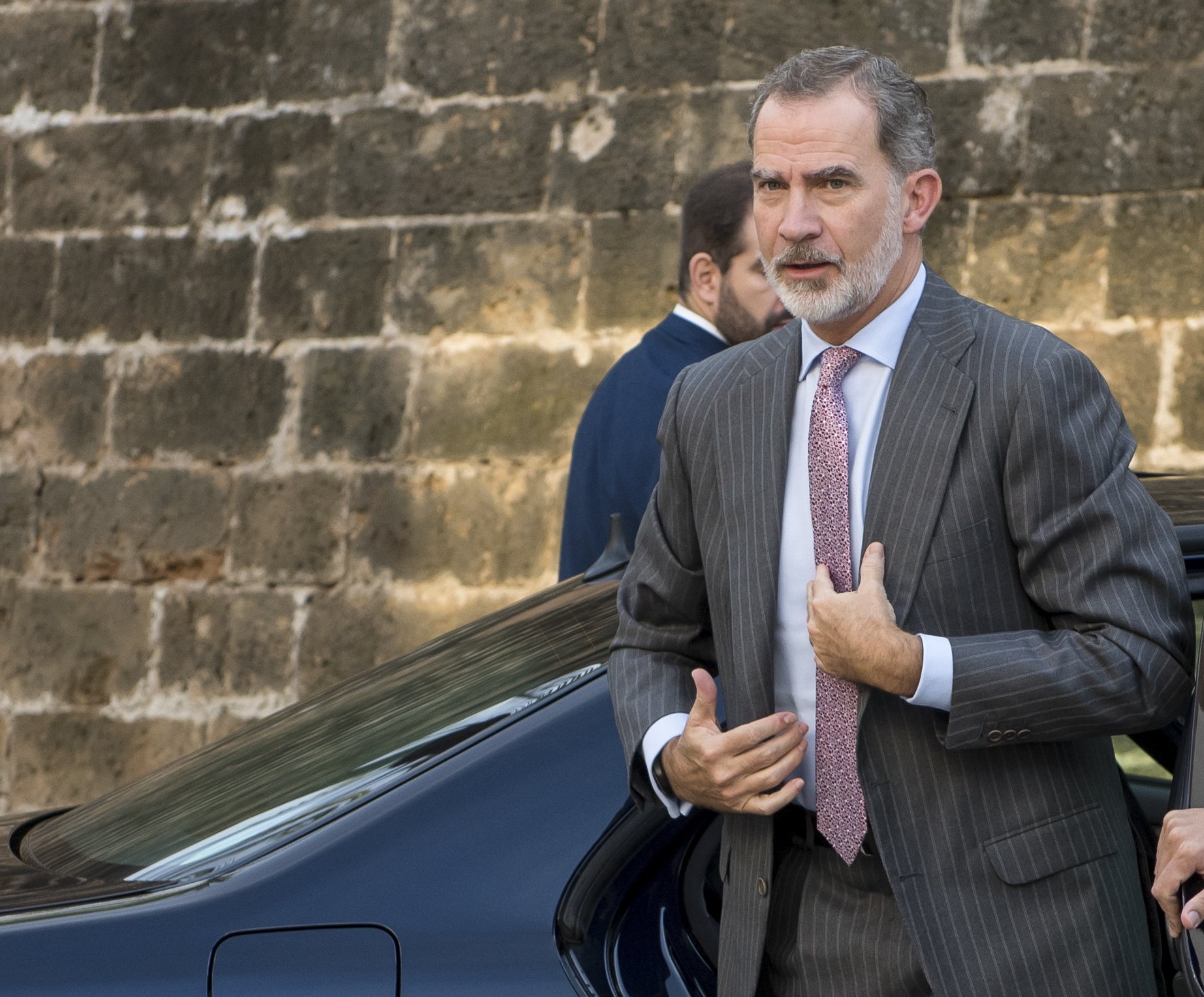 Las muecas de Felipe VI en Palma como si nunca hubiera visto llover: fotos