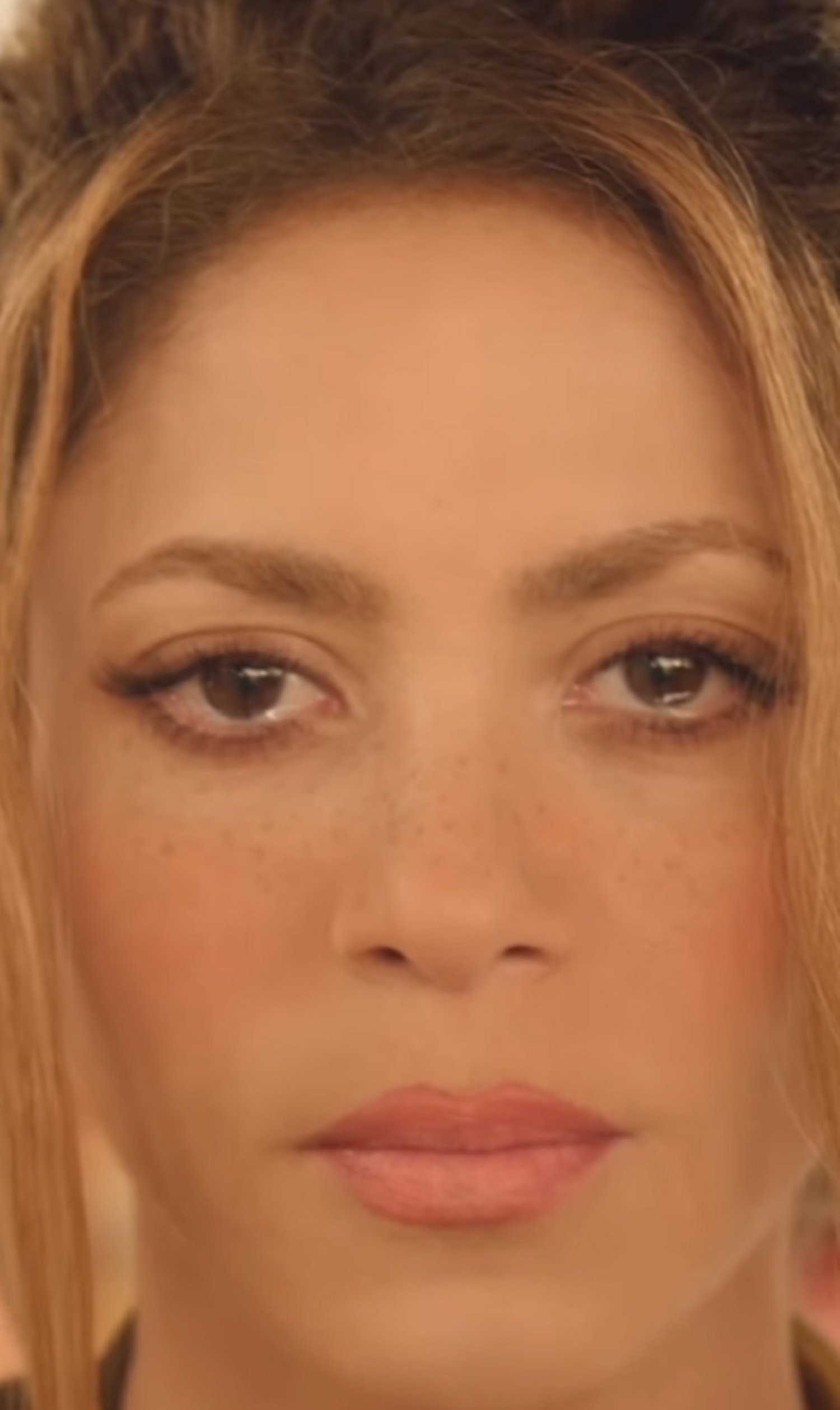 El candidato nº1 a sustituir a Piqué se olvida de Shakira con una famosa modelo | FOTOS