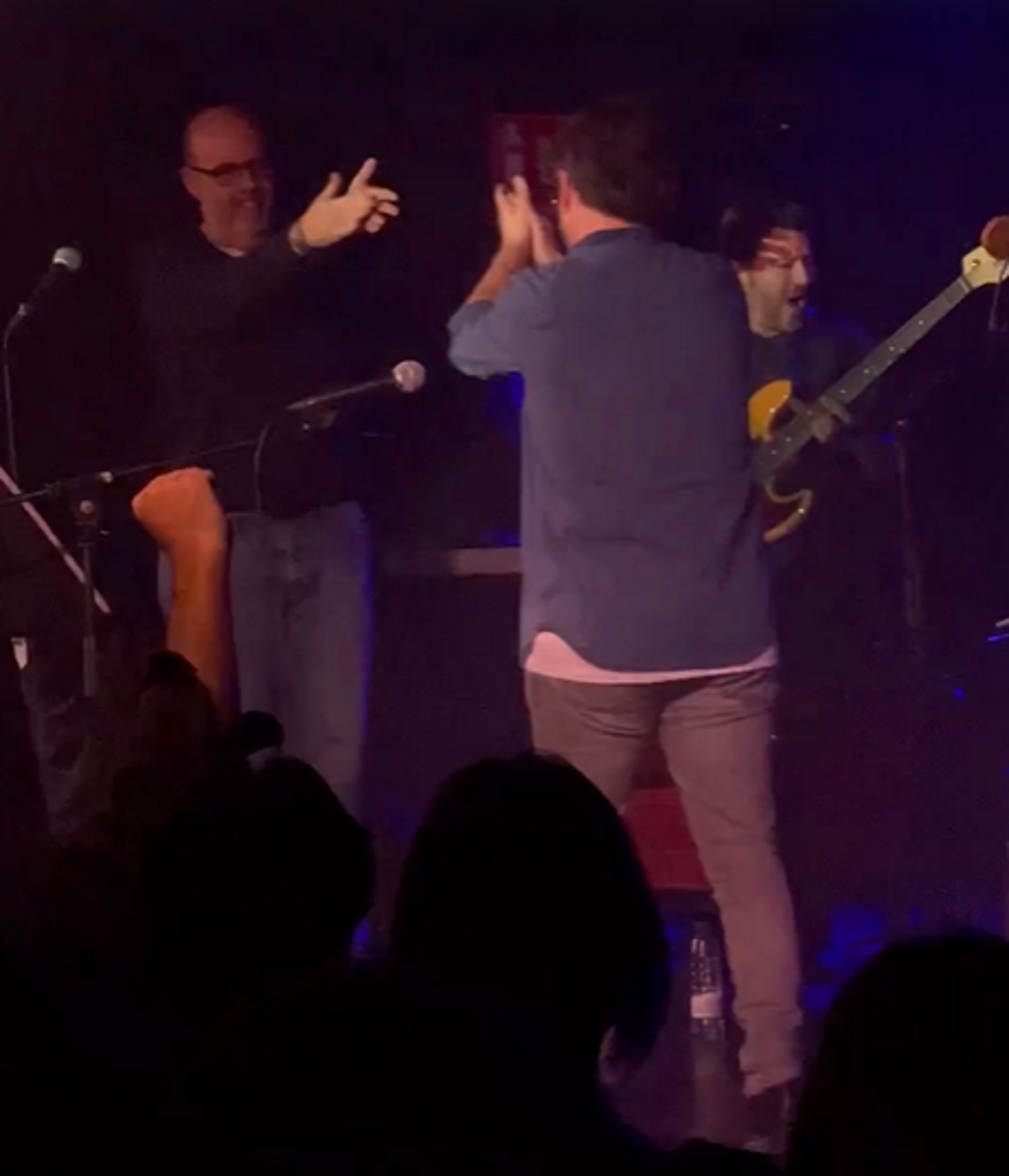 Jordi Basté cantando en el escenario del Apolo con la banda de Jordi Évole: vídeo