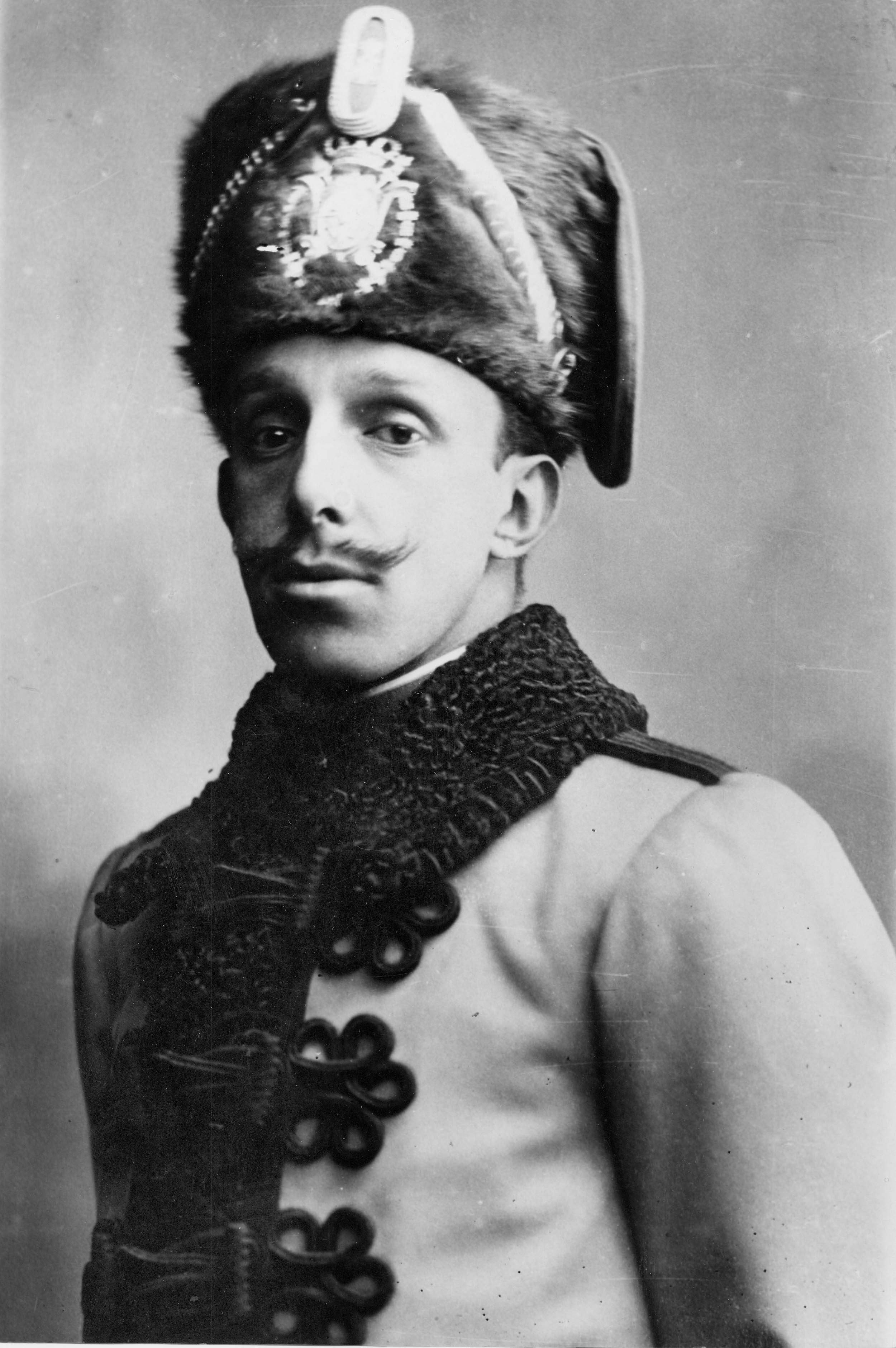 La vida de desenfreno de Alfonso XIII, el rey que lo perdió todo y se quedó en el paro