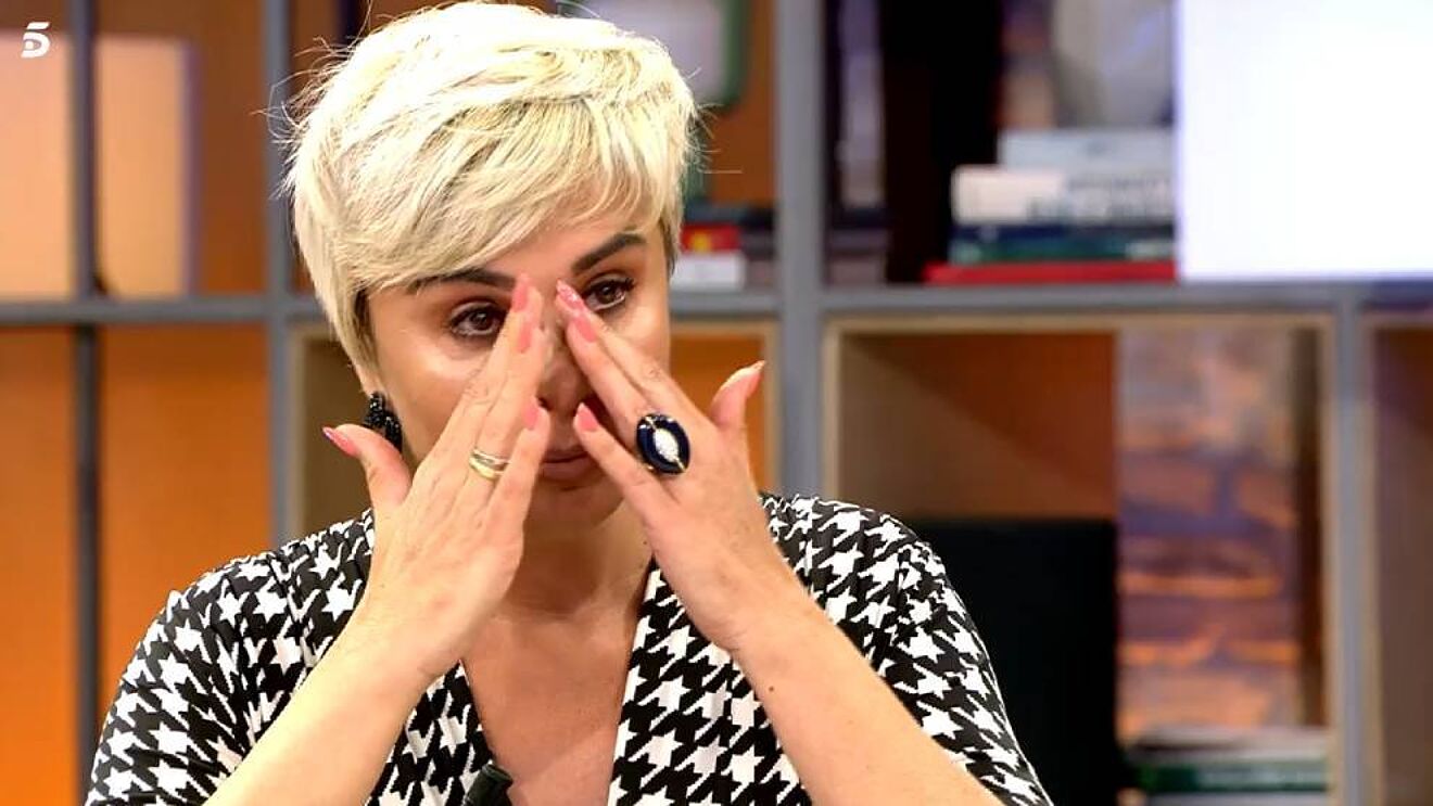 Ana María Aldón, plora a televisió, però riu fora amb un atractiu home. El nou Ortega Cano
