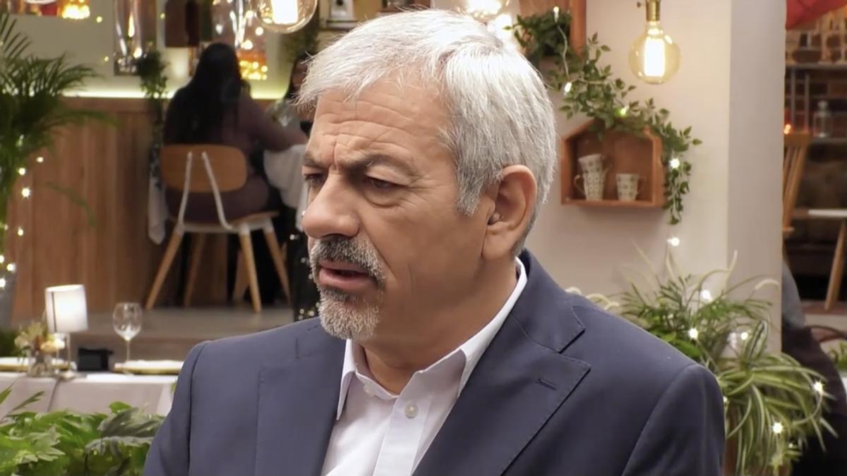 "No es un pene, es una pena". La comensal de First Dates que deja a Carlos Sobera blanco