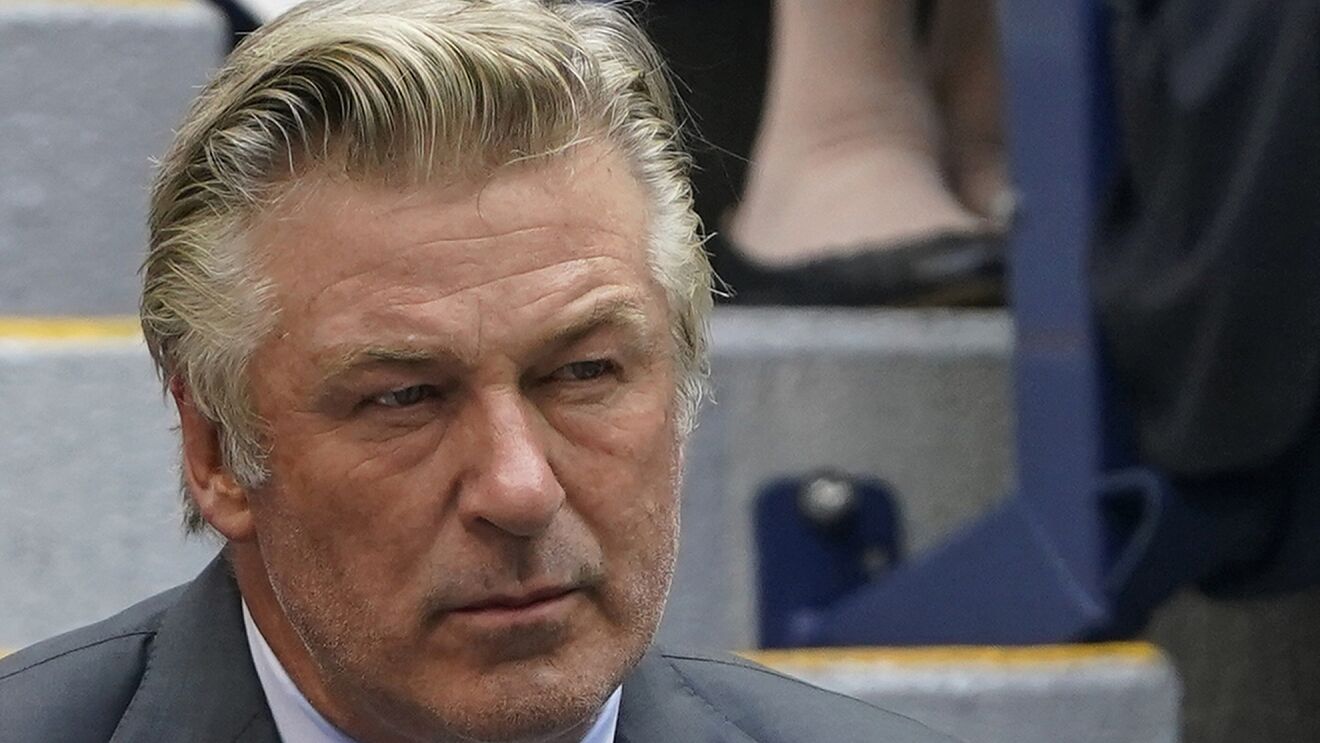 Alec Baldwin pasa a la ofensiva un año después de la muerte accidental de la directora de fotografía