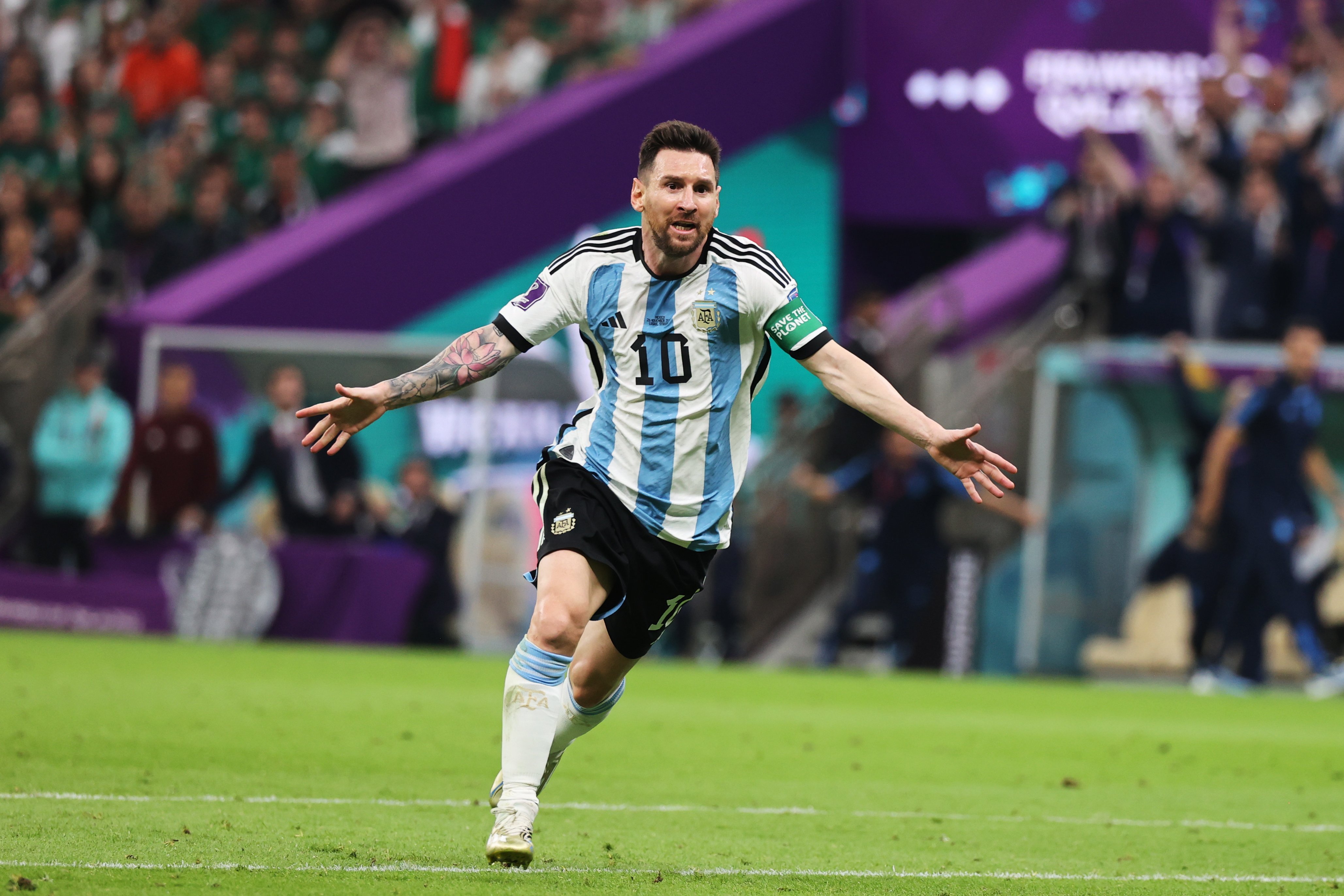 Antonella Roccuzzo, Thiago, Ciro y Mateo, celebrando el gol de papá Messi: imágenes que derriten