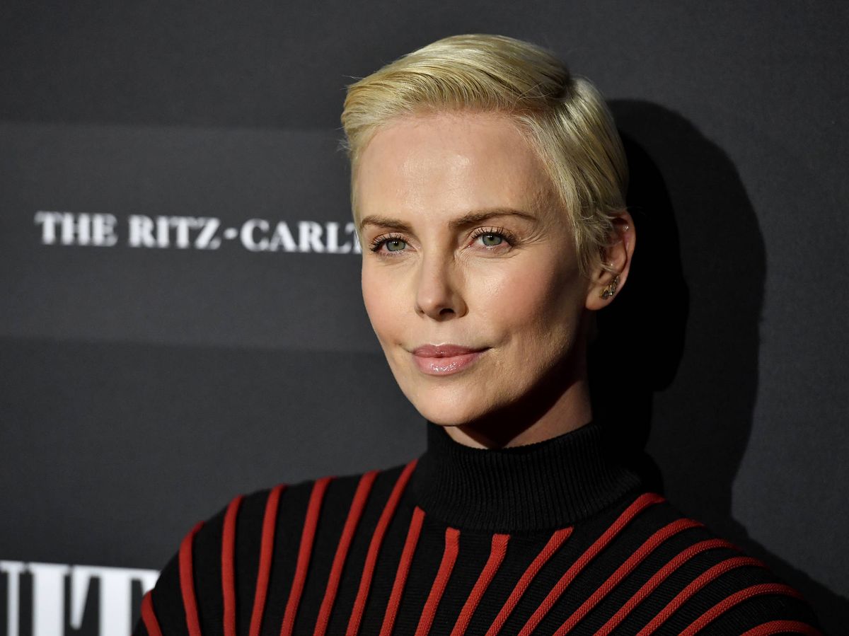 Charlize Theron se mete en un lío tremendo por culpa de su lengua materna