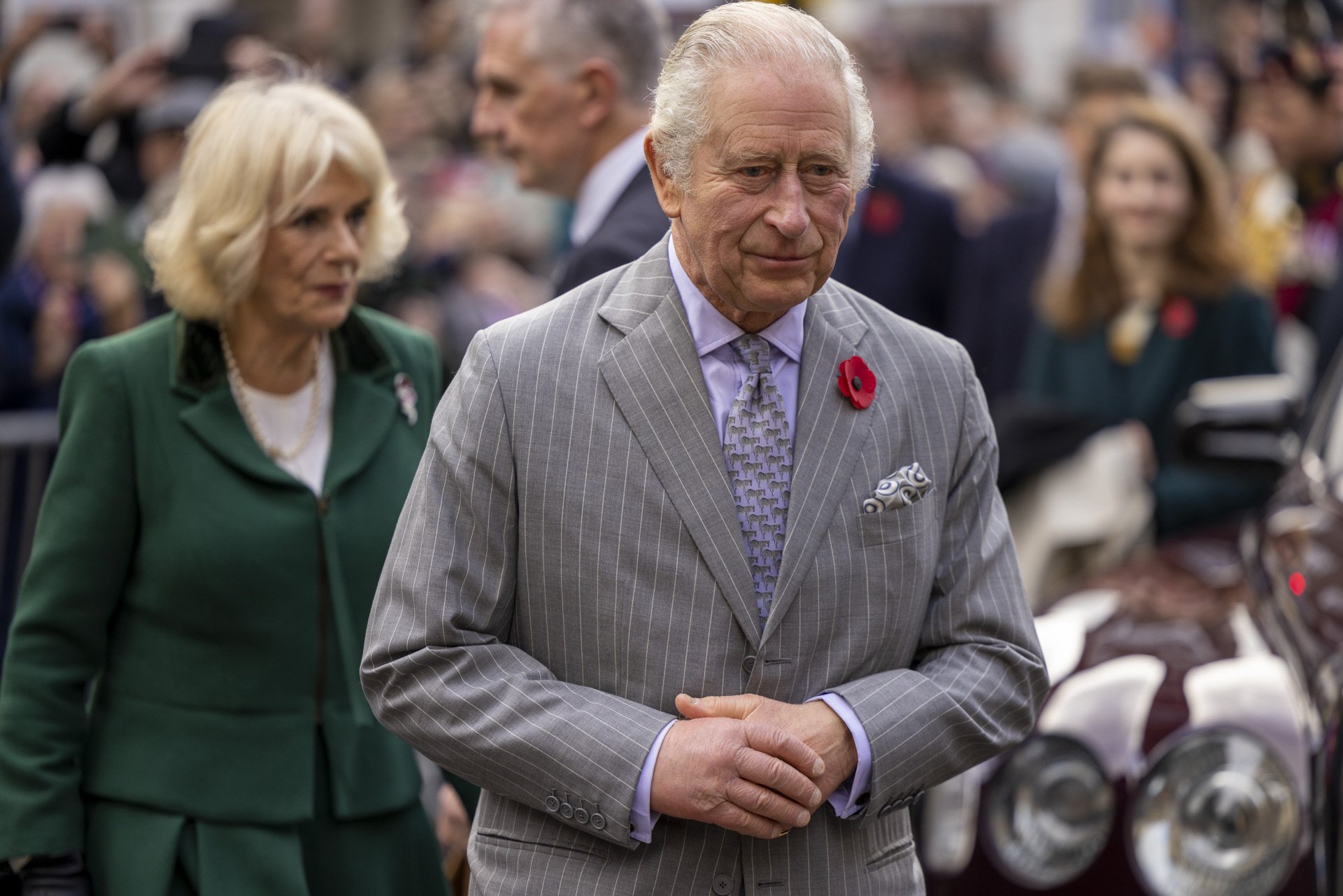 Buckingham Palace, a llàgrima viva: un convidat ultra VIP escup a la cara a Carles III
