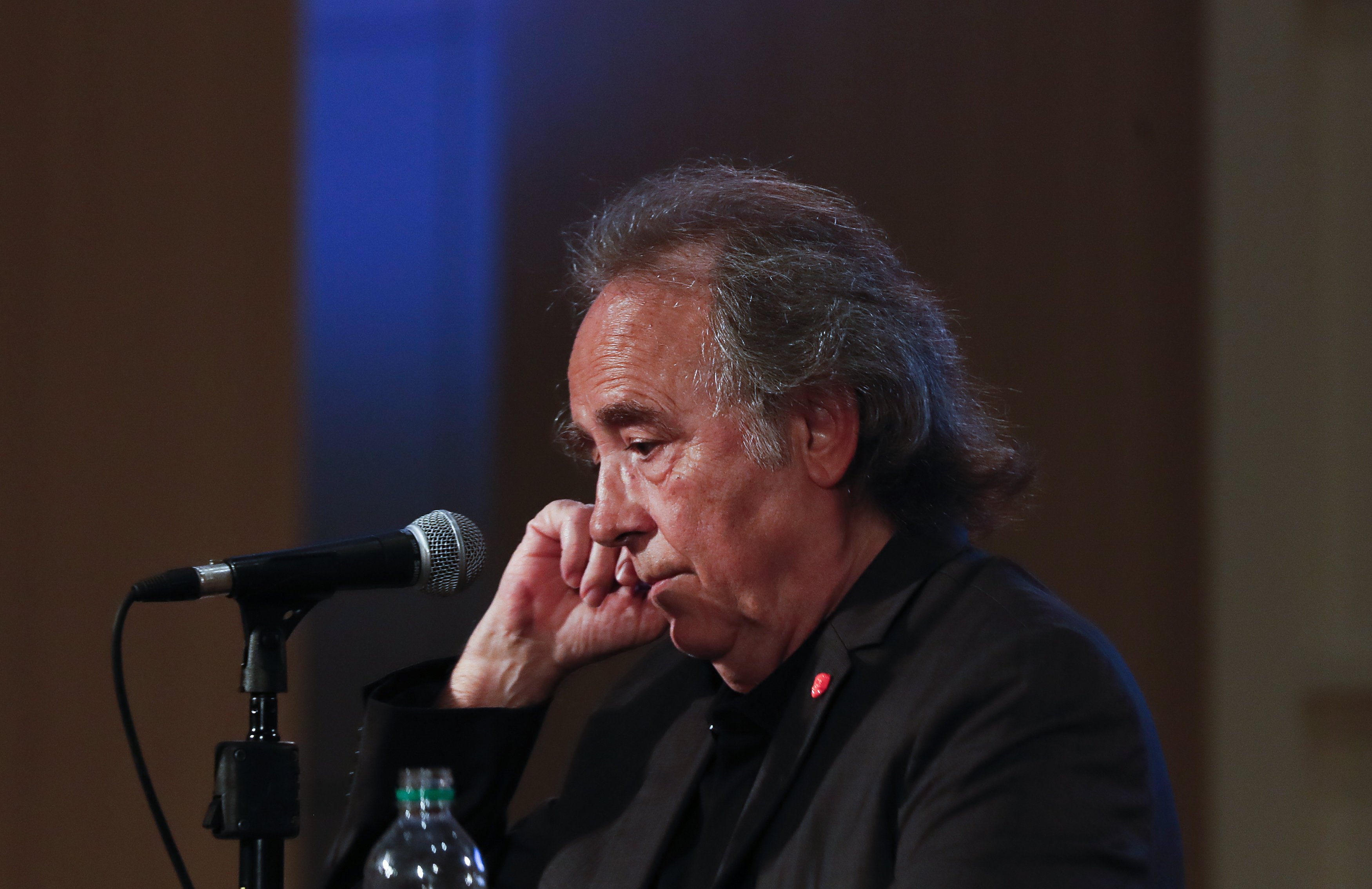 La red explota contra un Serrat 'angustiado' sin un Gobierno en Catalunya