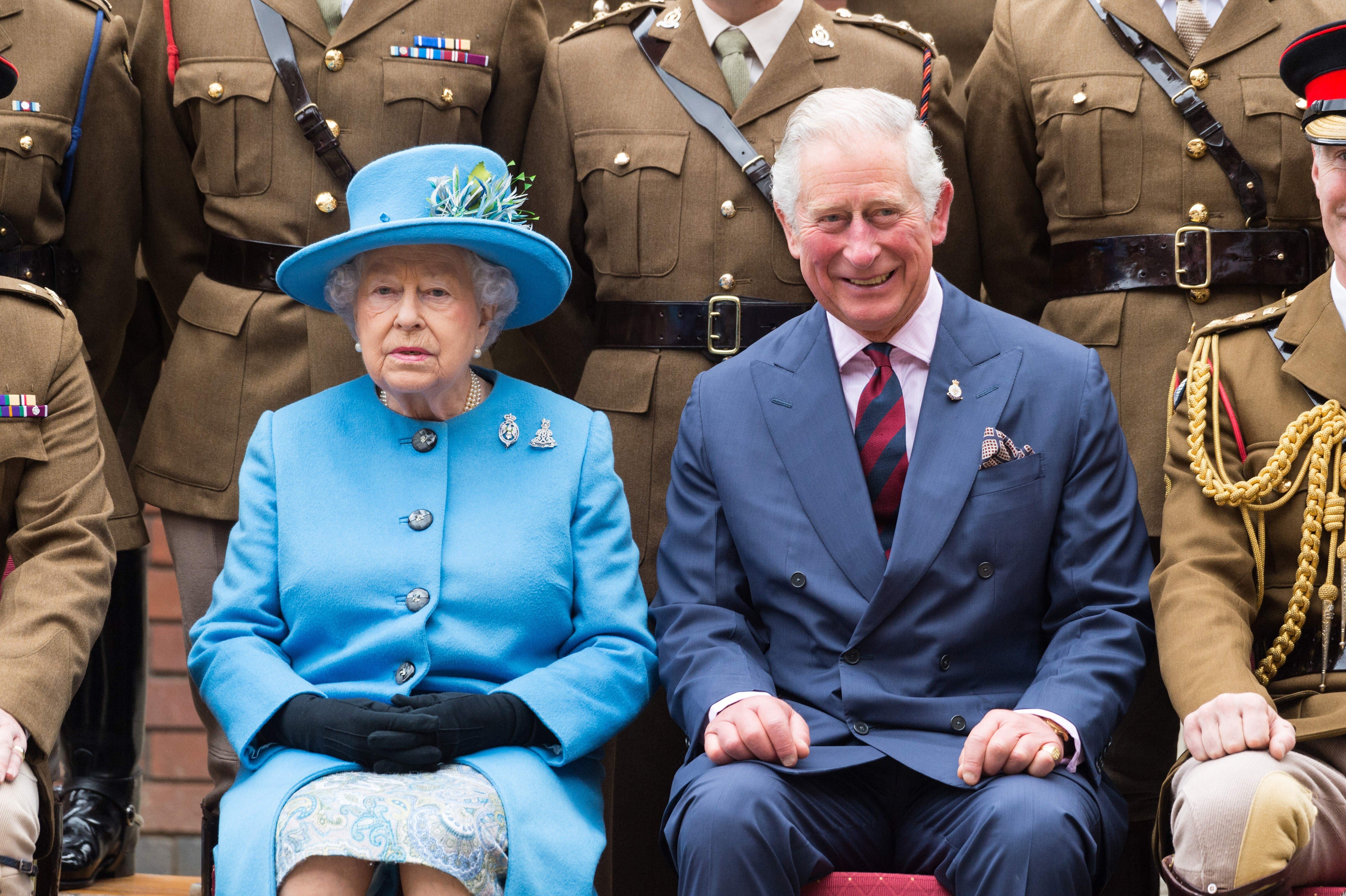 Carlos III vende los recuerdos de su madre Isabel II por un precio astronómico