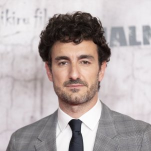 Miki Esparbé, el actor del momento, tiene una novia famosa: fotos muy guapos