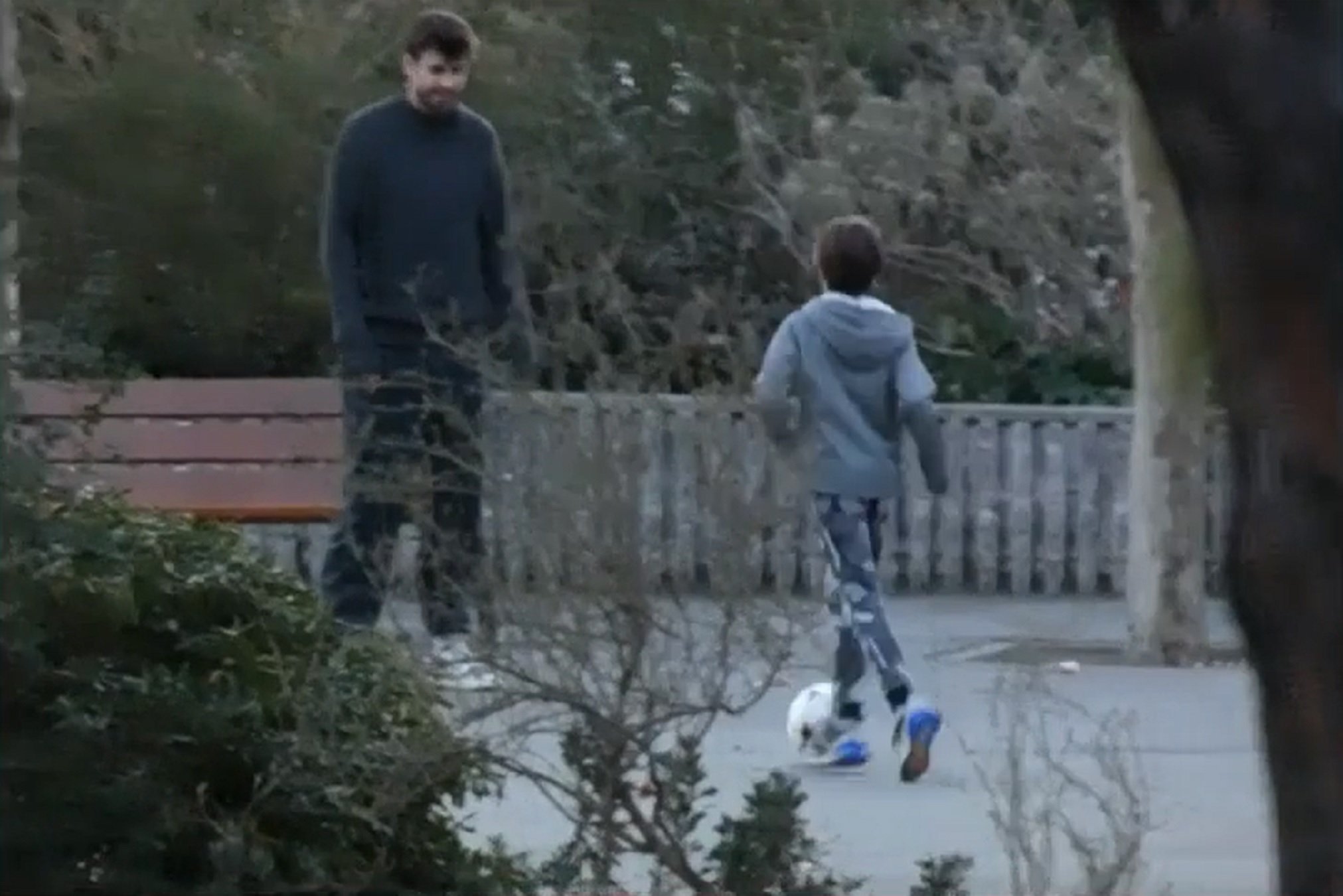 Gerard Piqué, sus hijos y una chica en Port Aventura, decepcionado con la cruel Shakira