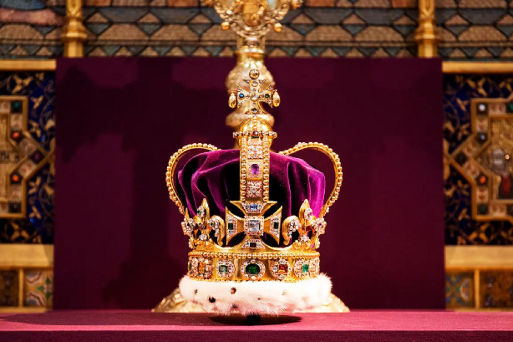 La nueva corona del cabolo de Carlos III: precio en millones de euros y una piedra preciosa prohibida