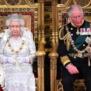 Carlos III rectifica y cumple la última voluntad de Isabel II antes de morir