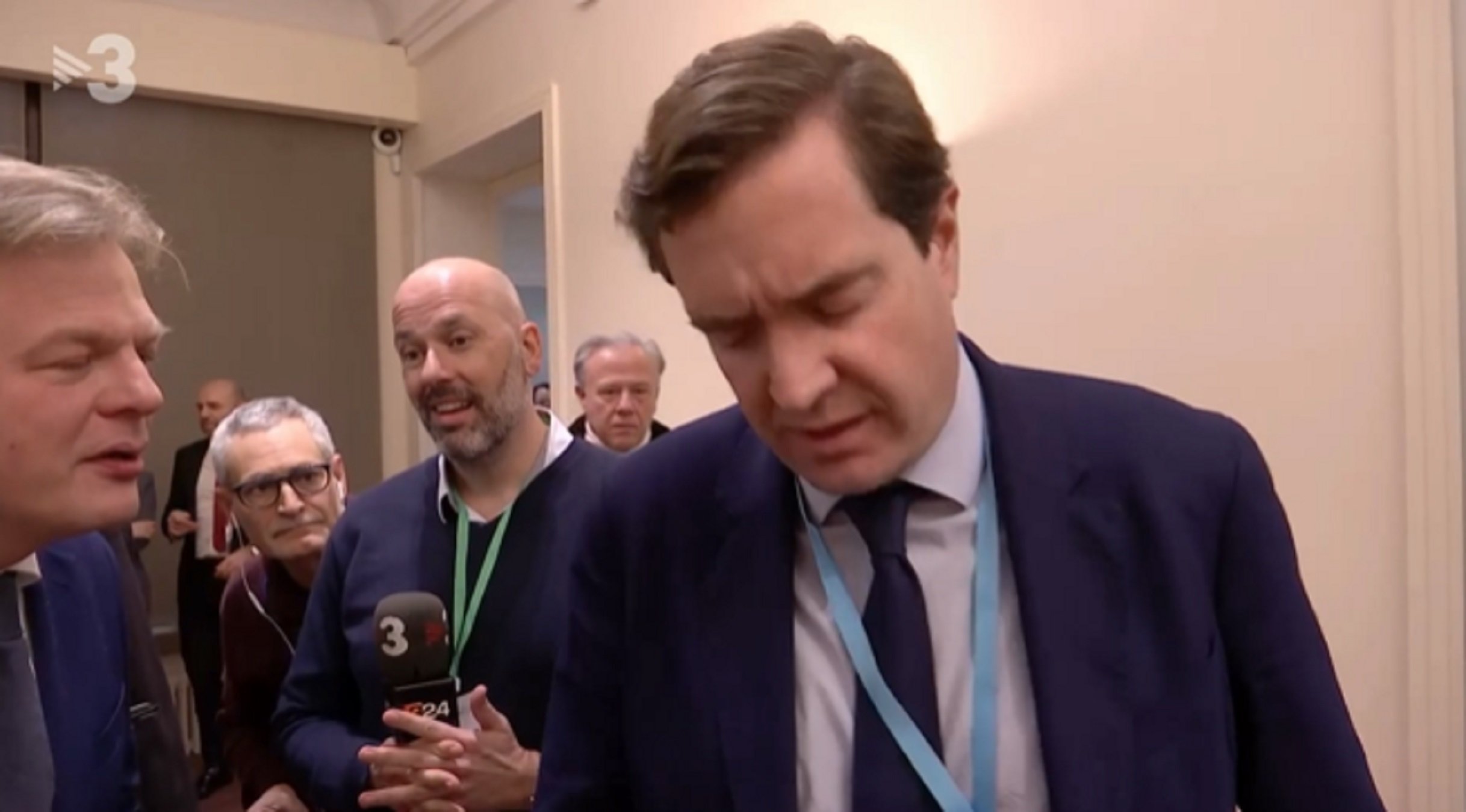 Impresentable comportamiento tabernario de un diputado del PP en una entrevista de TV3 | VÍDEO