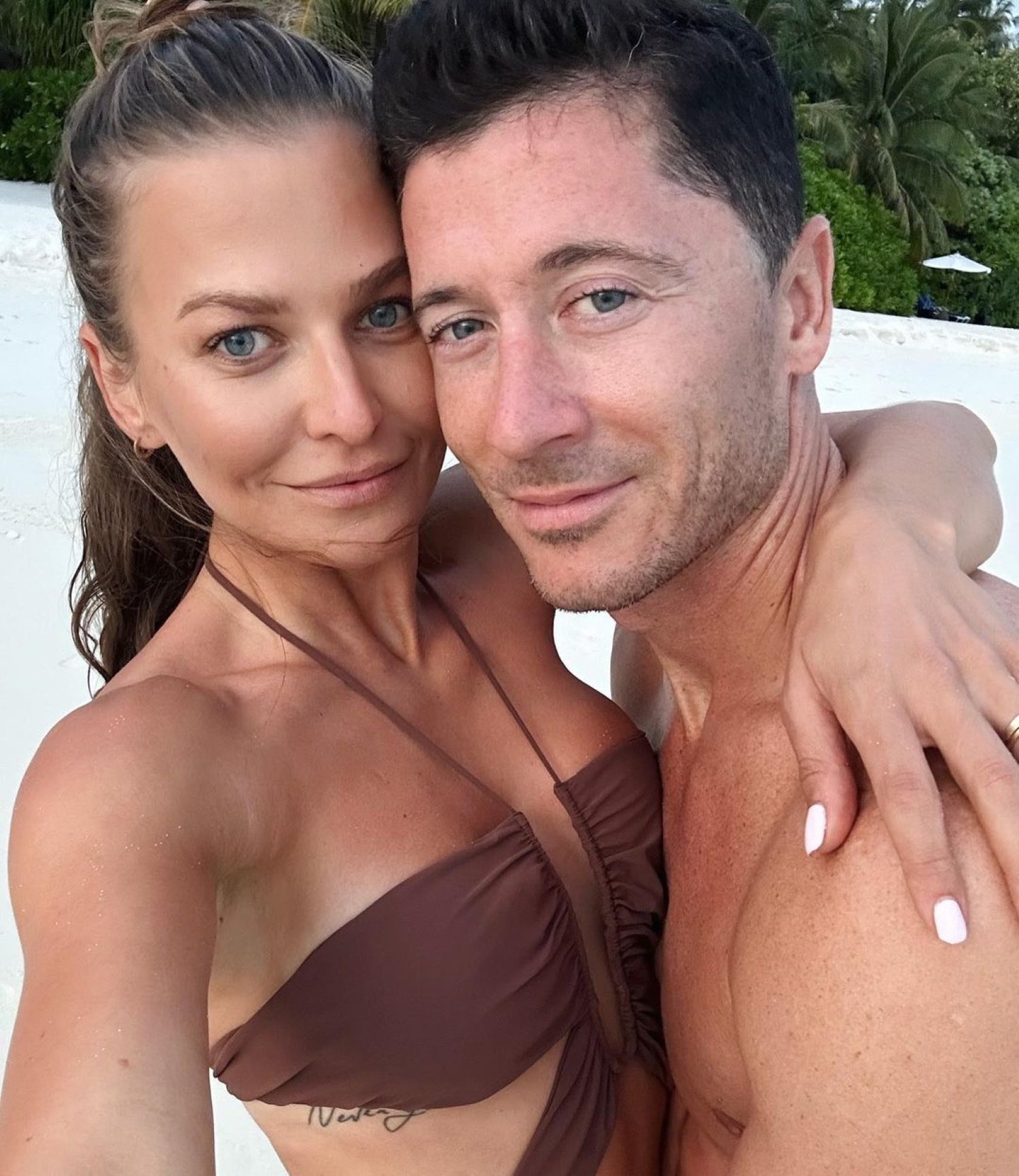Anna Lewandowska, tomando el sol sin nada que le deje marca: relax total y consejo brutal