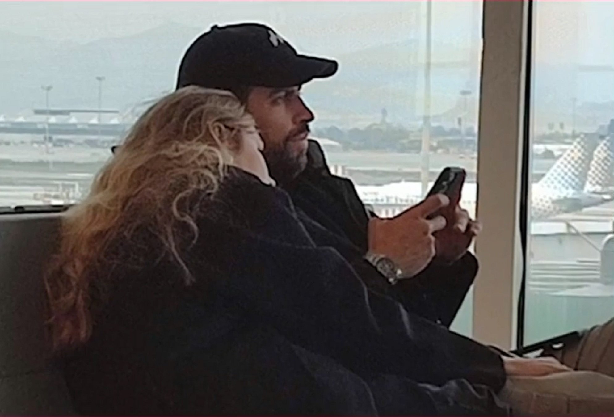 Clara Chía y Gerard Piqué en Praga, fotos de su romántico viaje low cost con cuñados