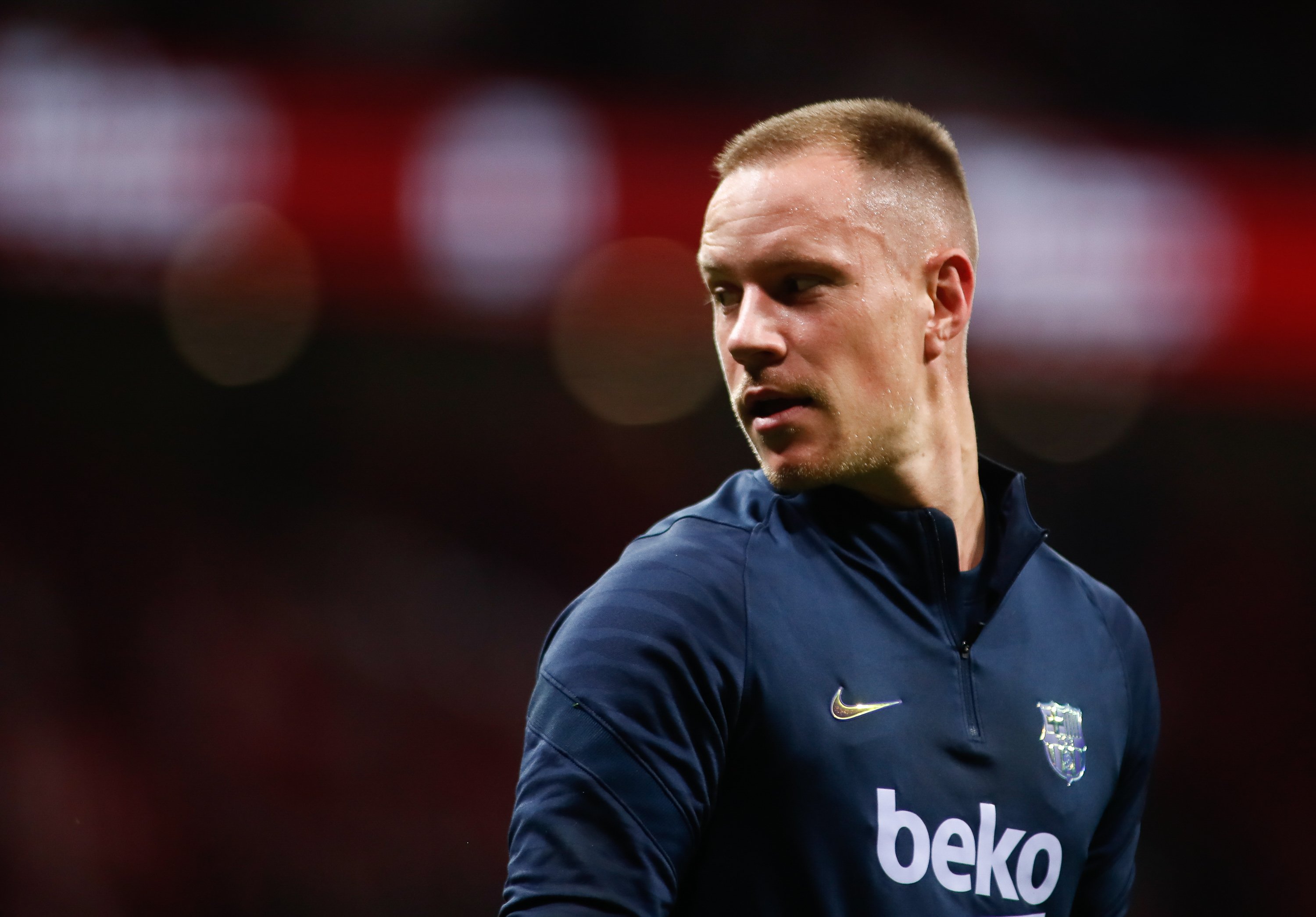 Ter Stegen ja no és així, llueix una mata de pèl com un lleó: "Peluca o injerto"