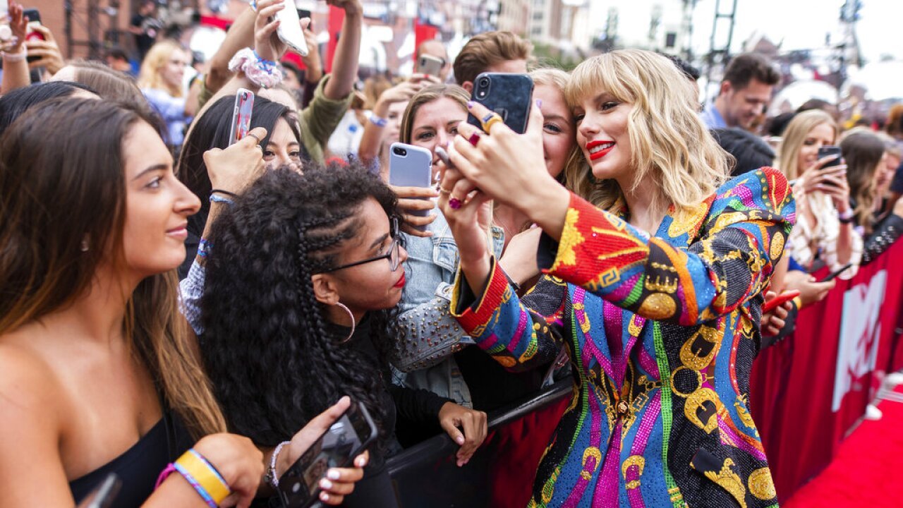 Taylor Swift té una base de fans molt mobilitzada i ho demostren amb aquesta denúncia