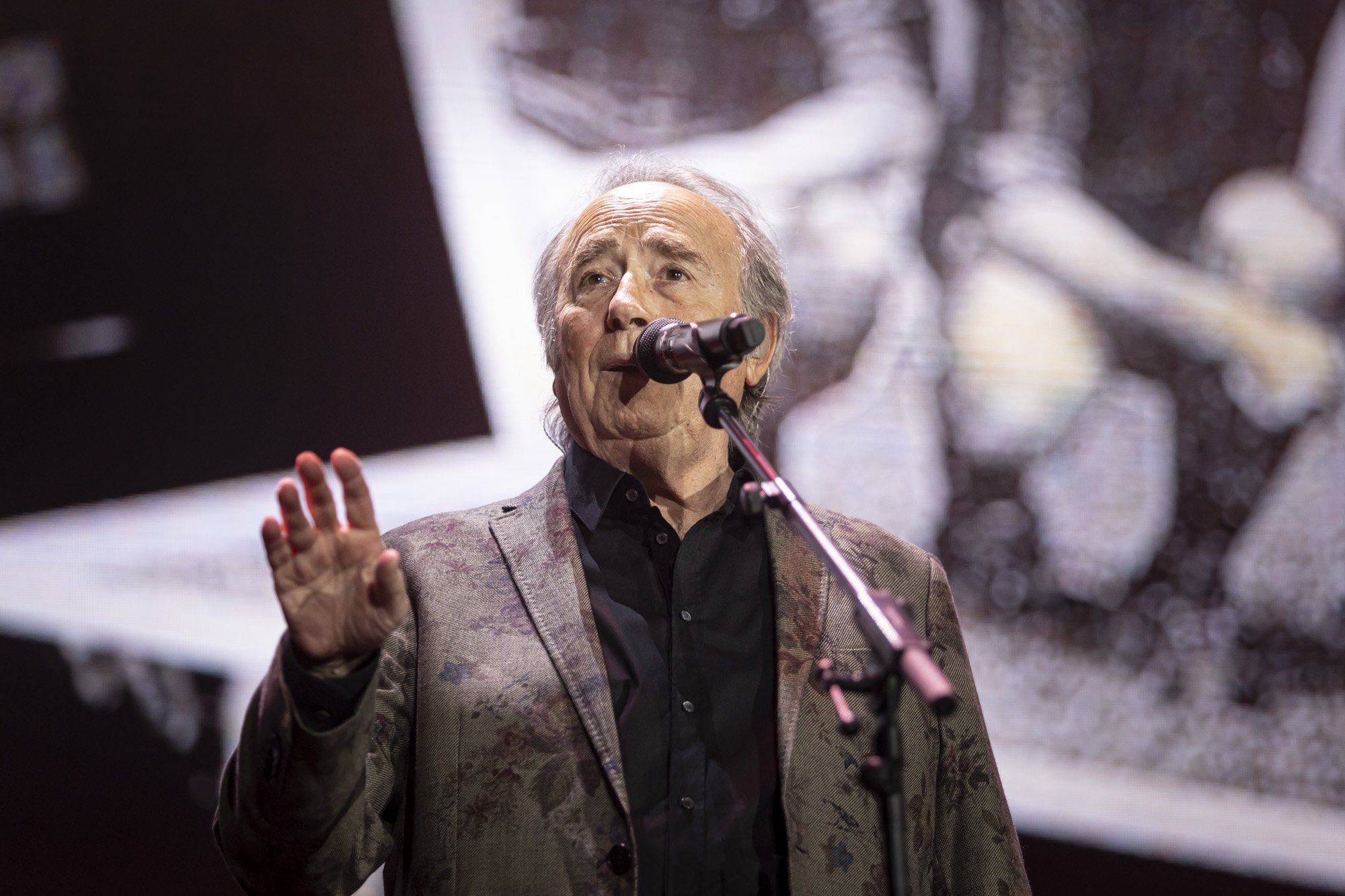 Un cantant català VIP qüestiona les virtuts de Joan Manuel Serrat i rep bufetades
