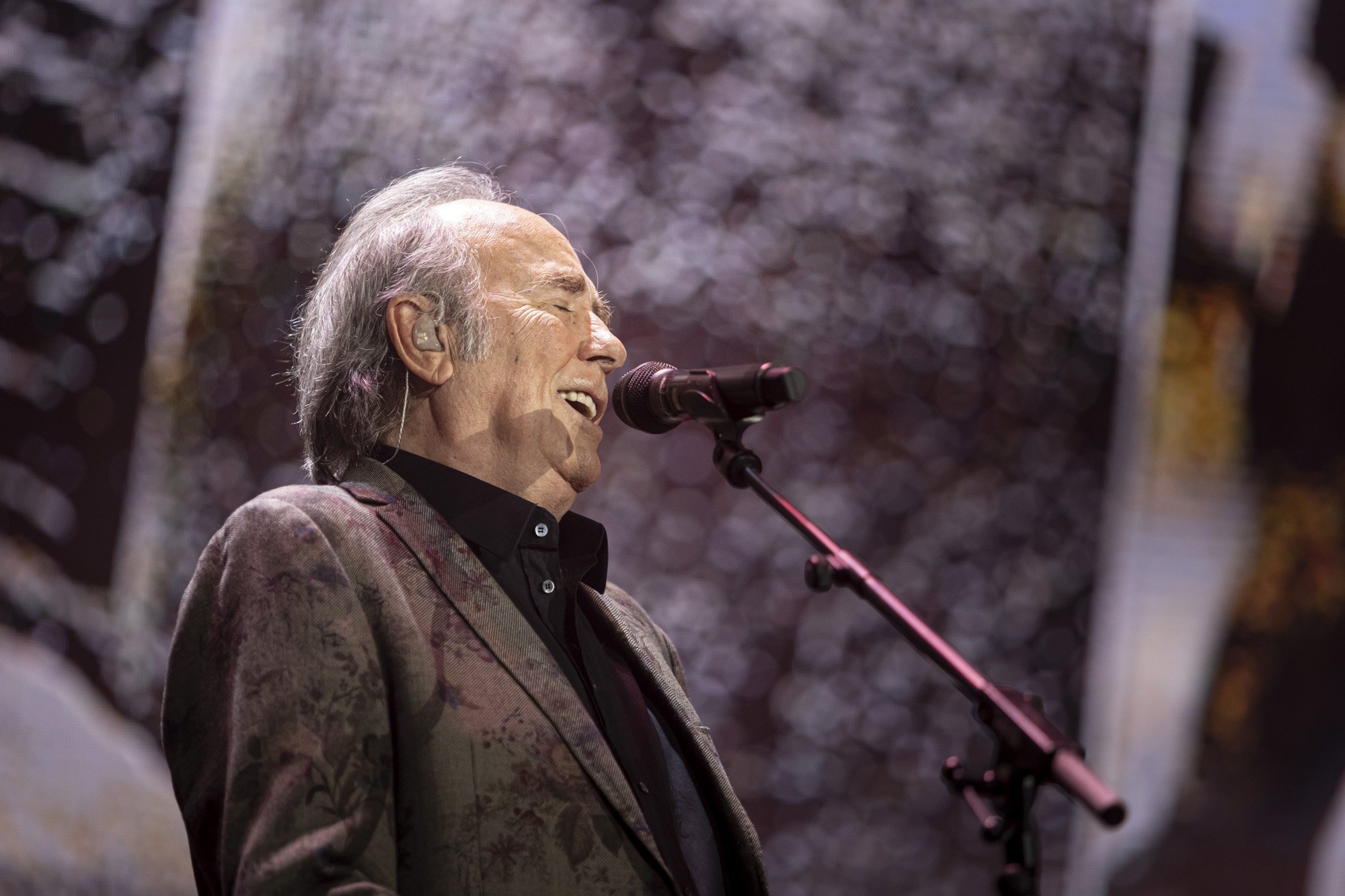 Joan Manel Serrat, jubilat als 81 anys, de cantar a donar menjar als ocells
