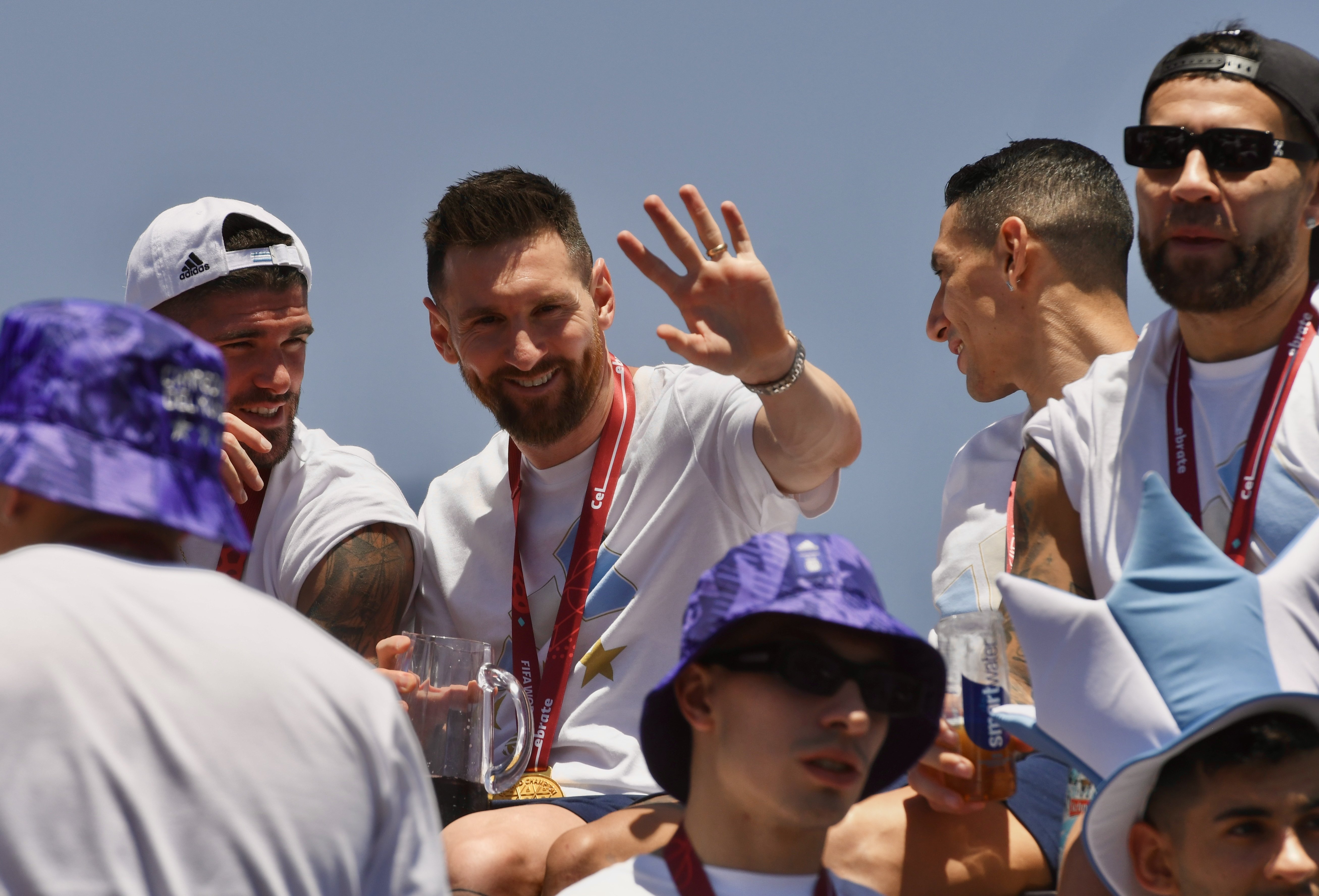 El gesto más humano de Leo Messi, agranda su leyenda: 2 vídeos lo demuestran