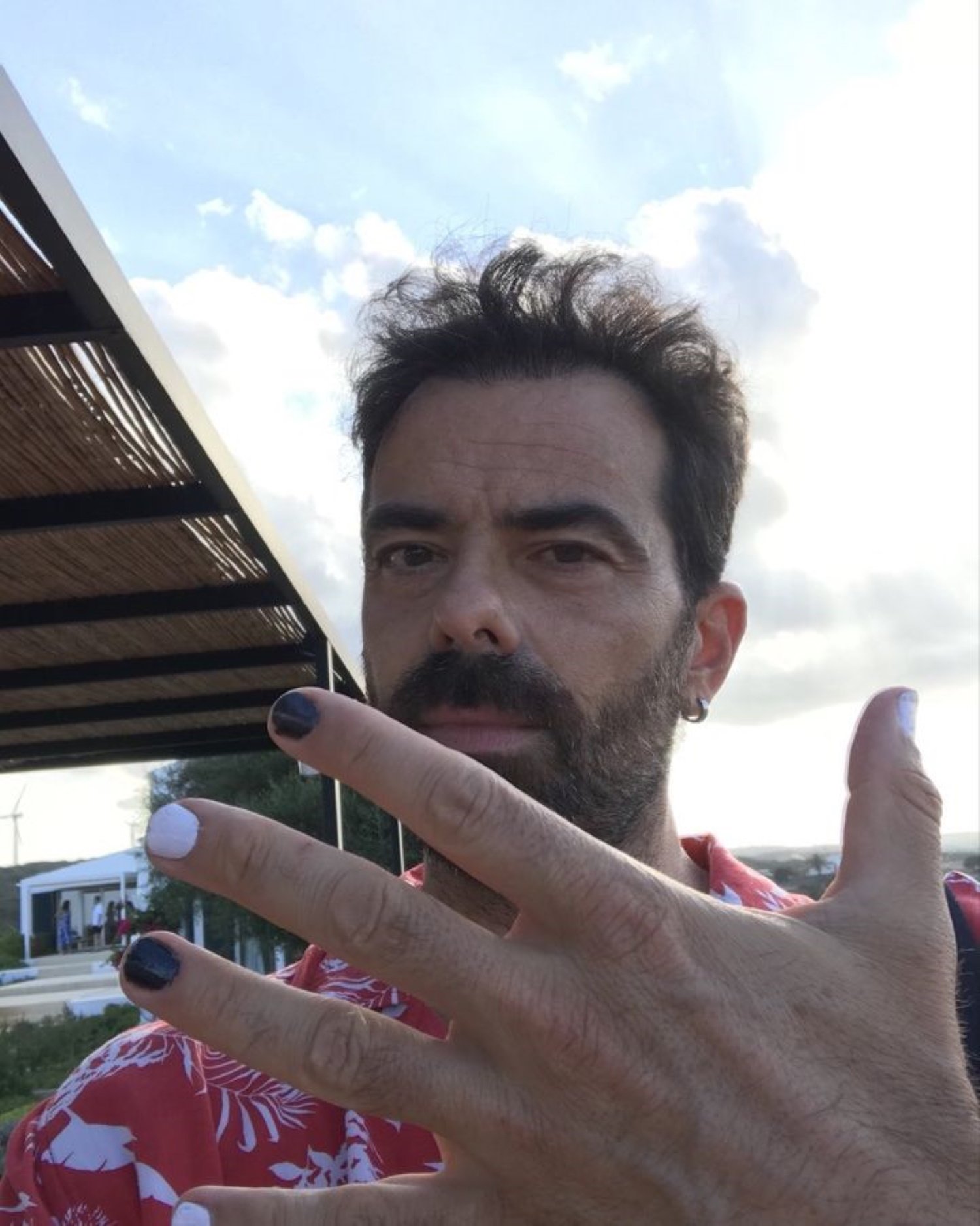 Galeta amb la mà oberta de David Selvas a la Real Academia Española per homòfobs