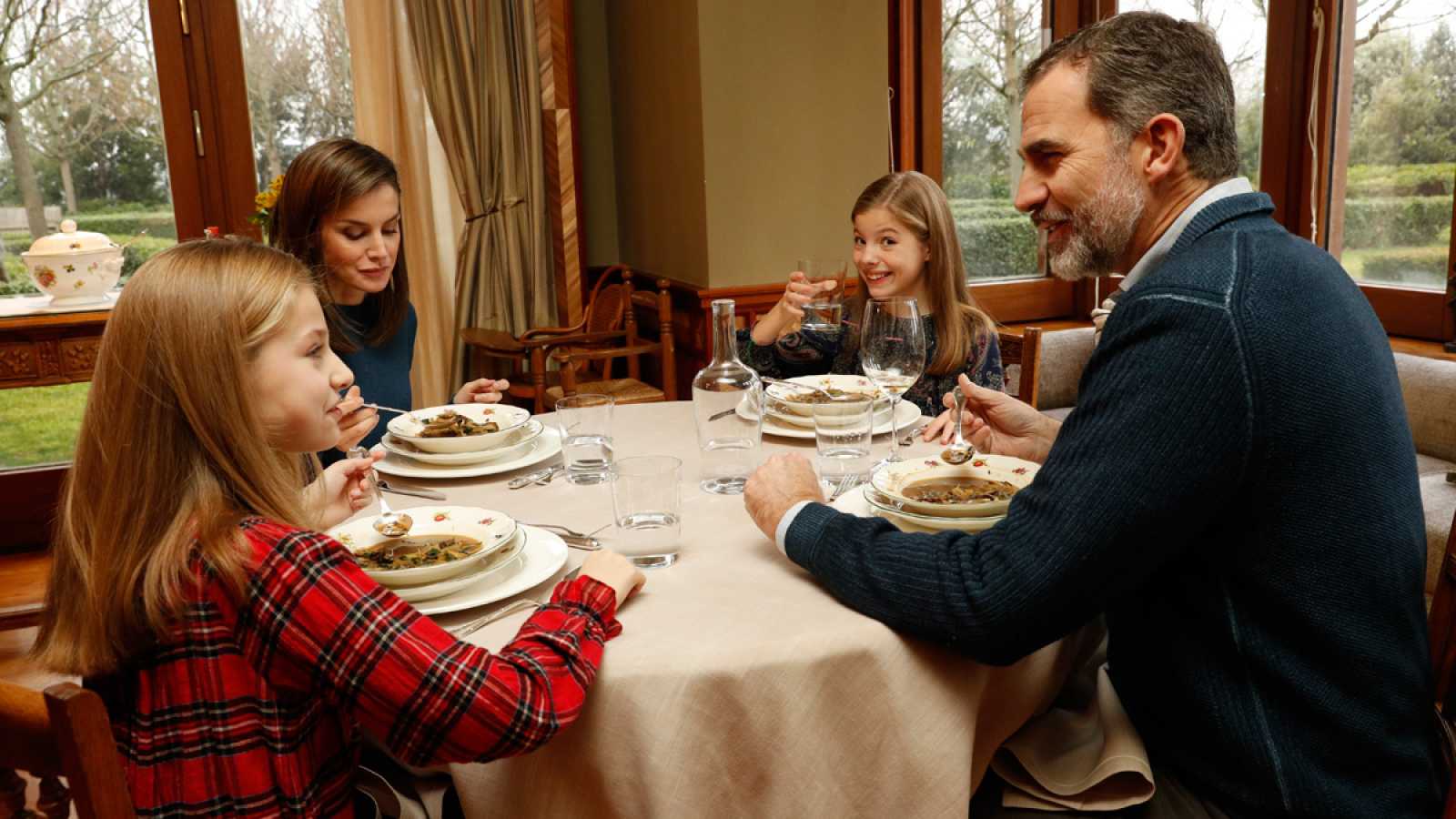 Felipe VI, cena sin Letizia en Madrid, pide una delicatessen muy catalana; restaurante top