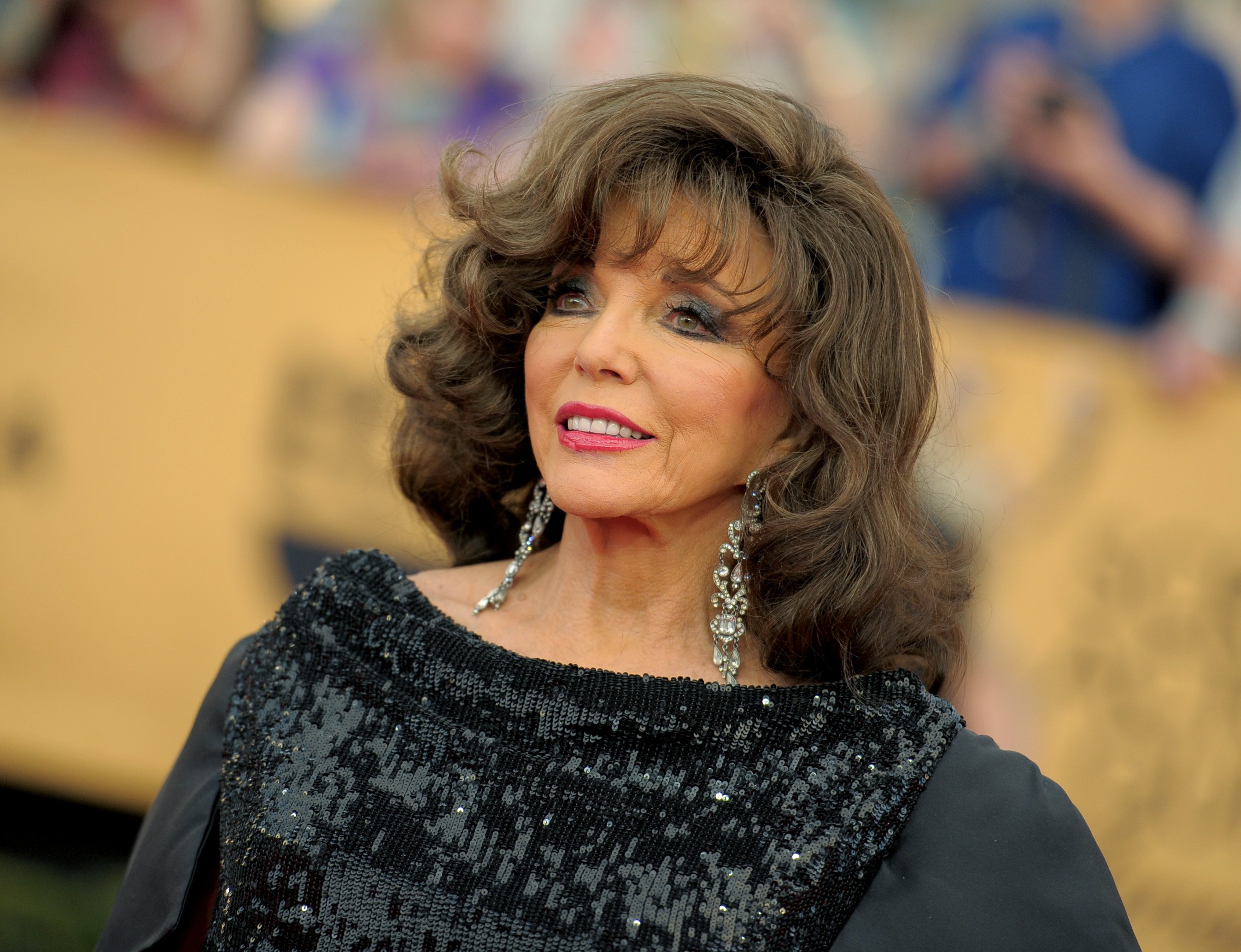 Joan Collins ya no es así: a los 90 años celebra Navidad en traje de baño, maravillosa