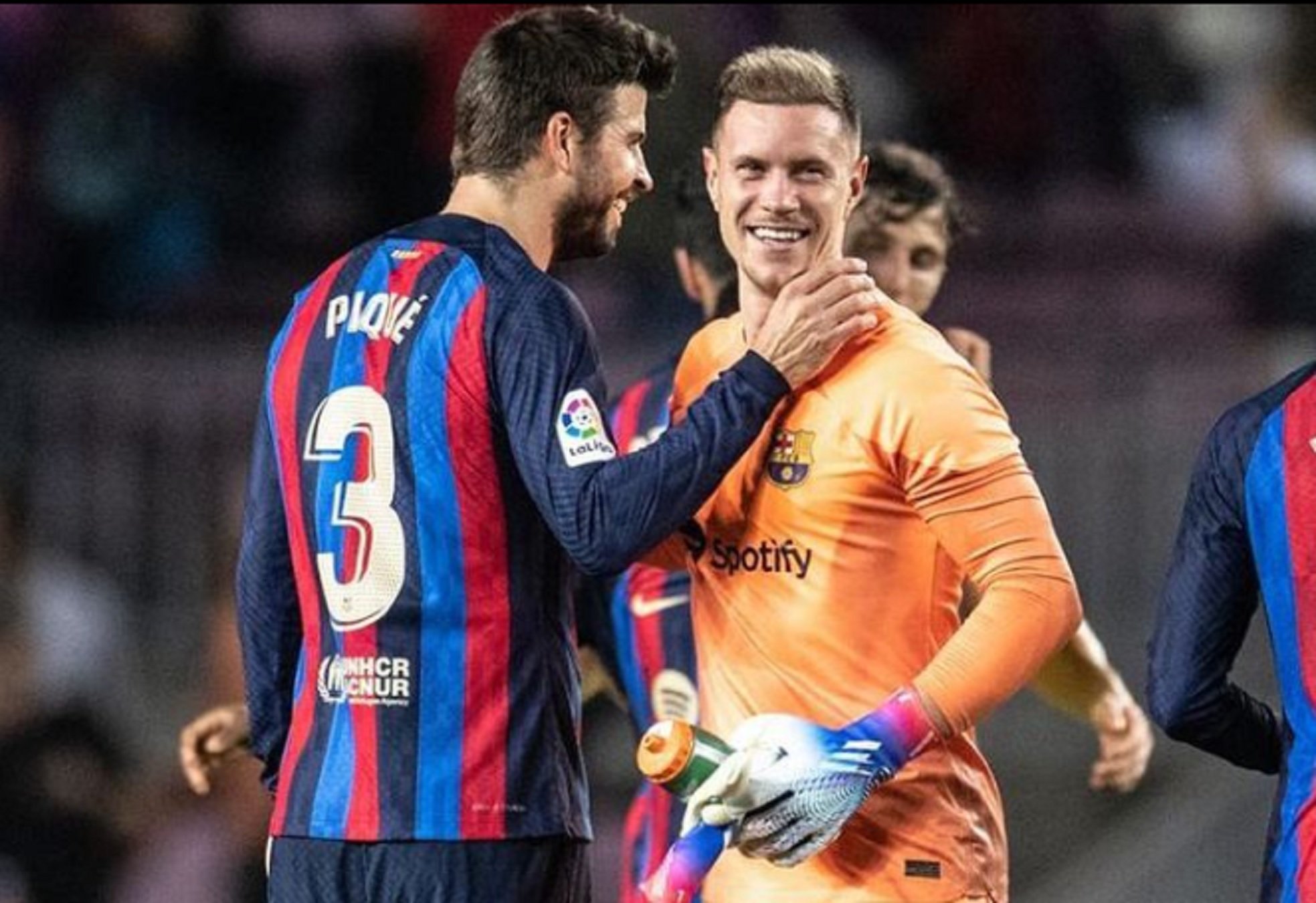 Ter Stegen és el nou Piqué: capità del Barça, guapo amb cabells i senyera a la mà