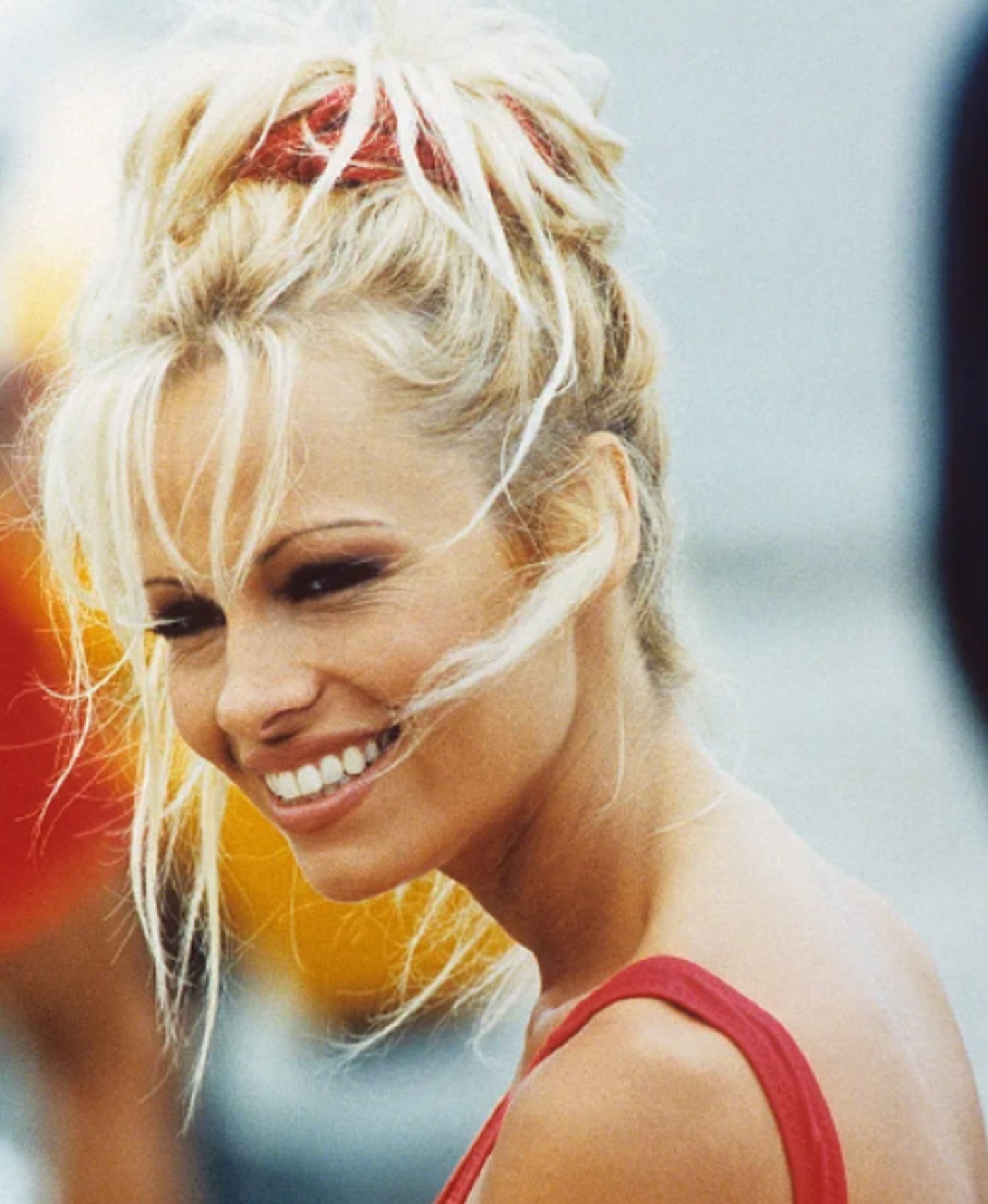 Pamela Anderson ya no es así, reaparece irreconocible, al natural: no parece ella