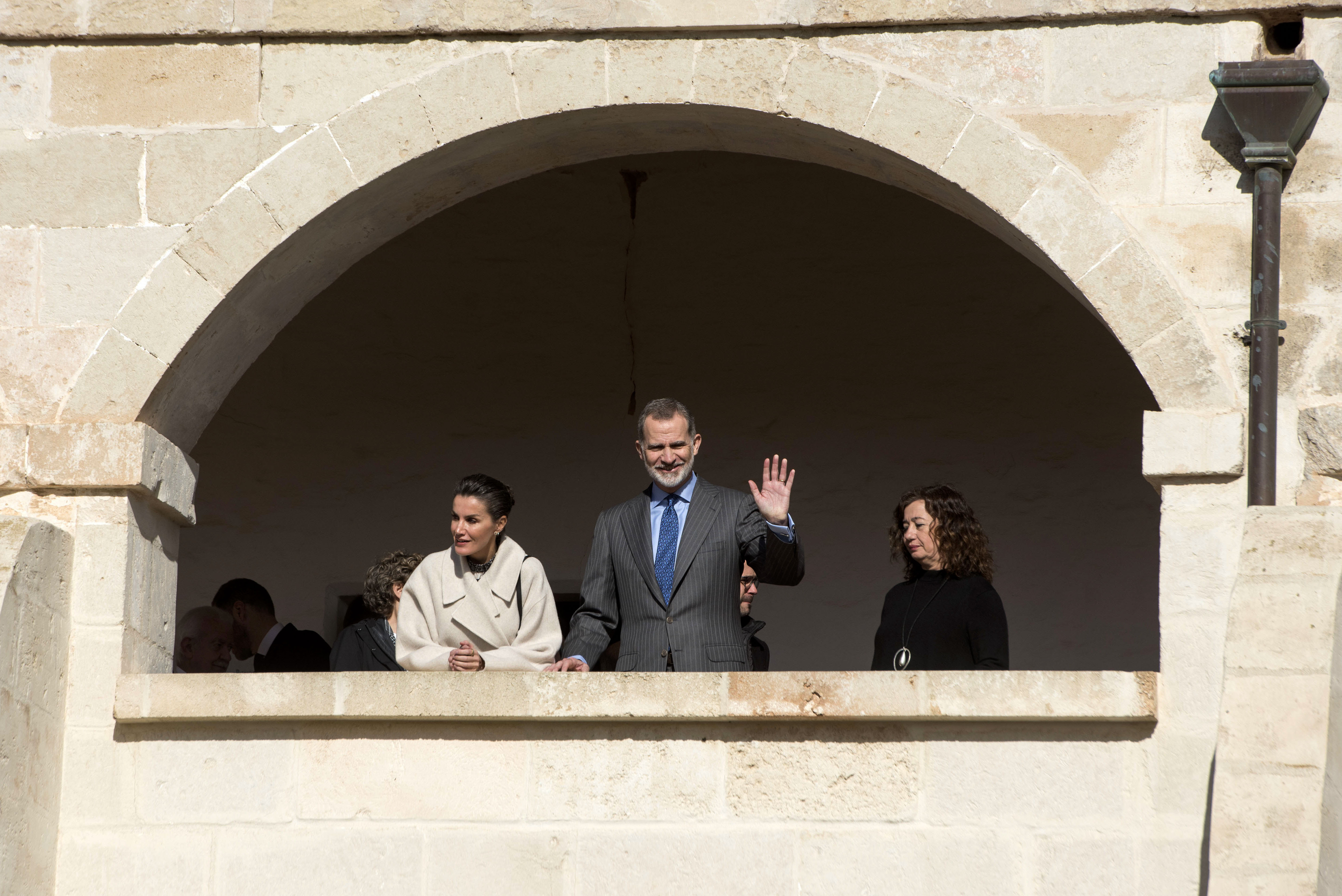 Letizia inexpresiva por el bótox, con la cara rara en Menorca, sin cejas ni facciones