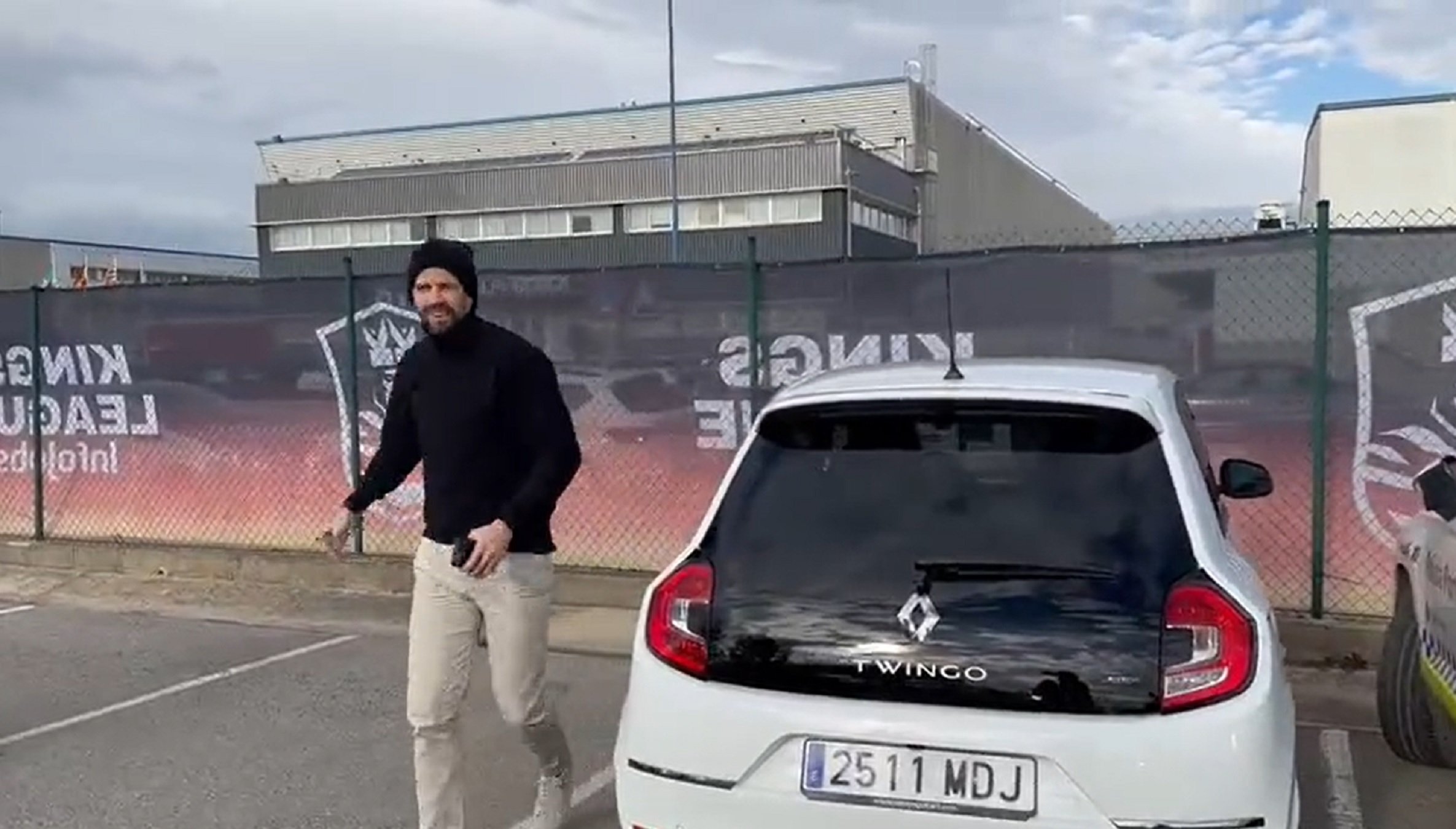 Shakira i Gerard Piqué mostren el seu odi a la Diagonal i després Piqué condueix un Twingo