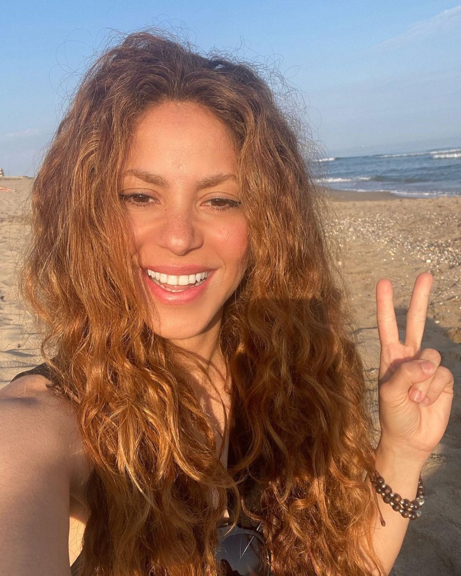 Shakira, embogida i de festa amb íntimes: petons a un amic especial