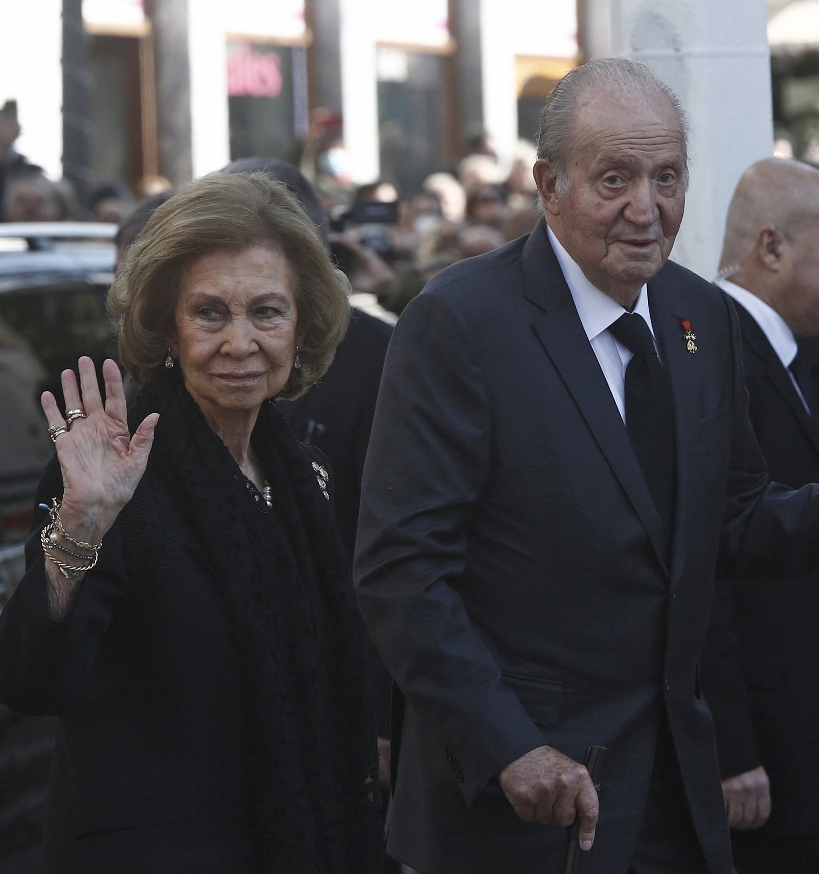 Incòmoda escena entre Sofia i Joan Carles a la sortida del funeral de Constantí II