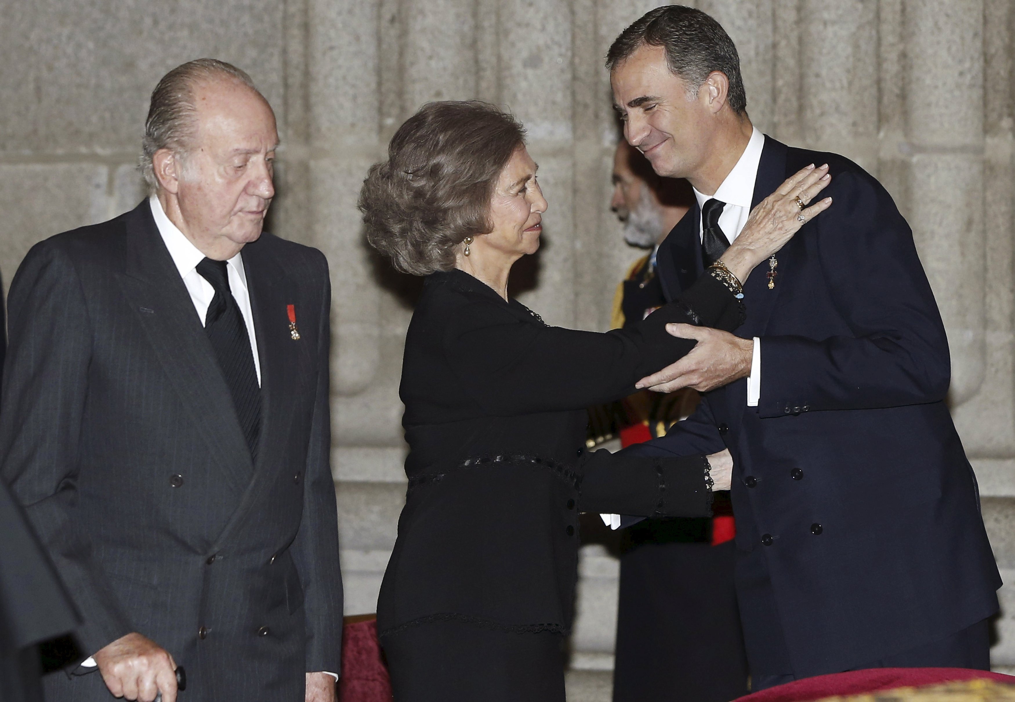 La reina Sofía, llorando junto a su hijo, Felipe VI, el peor día que se ha vivido en Zarzuela