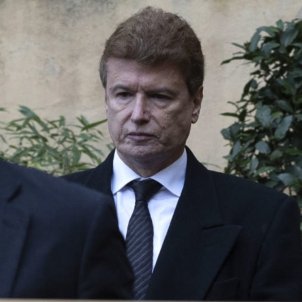 Imatges impactants de Xavier Rigau, ex de Gina Lollobrigida: plora davant del taüt