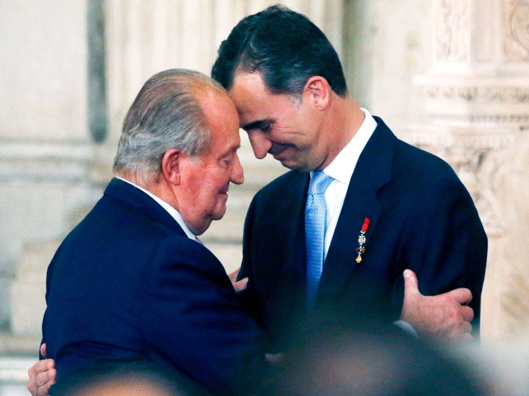 Felipe se ablanda con Juan Carlos: el beso de Atenas podría cambiarlo todo