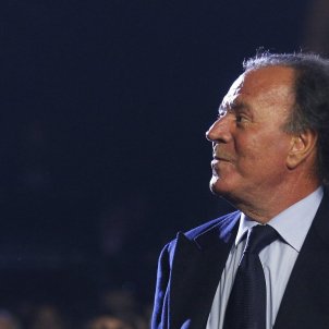 Julio Iglesias, alertado de una exclusiva demoledora contra su persona, faltan 8 meses