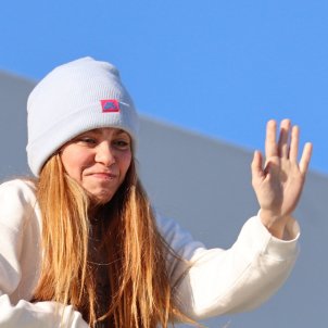Shakira presenta el uniforme anti-Piqué: luce una sudadera que se agotará