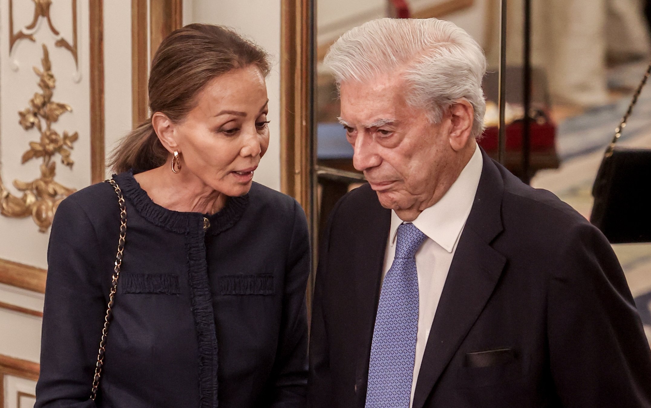 Isabel Preysler furiosa, treu les urpes contra Mario Vargas Llosa: "Cae muy bajo"