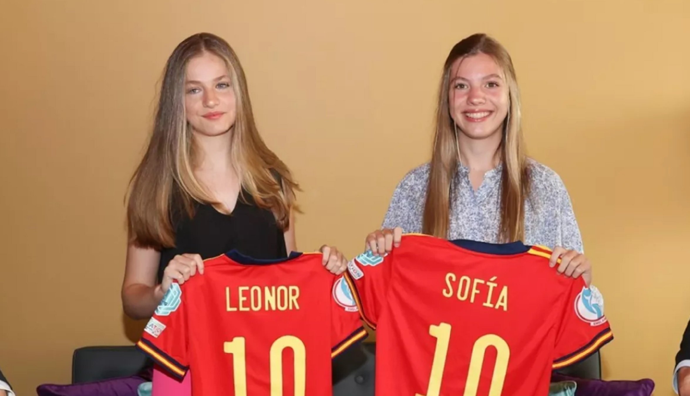 Futuras compañeras de la futbolista Sofía de Borbón dan la bienvenida a la infanta a su nuevo equipo castizo