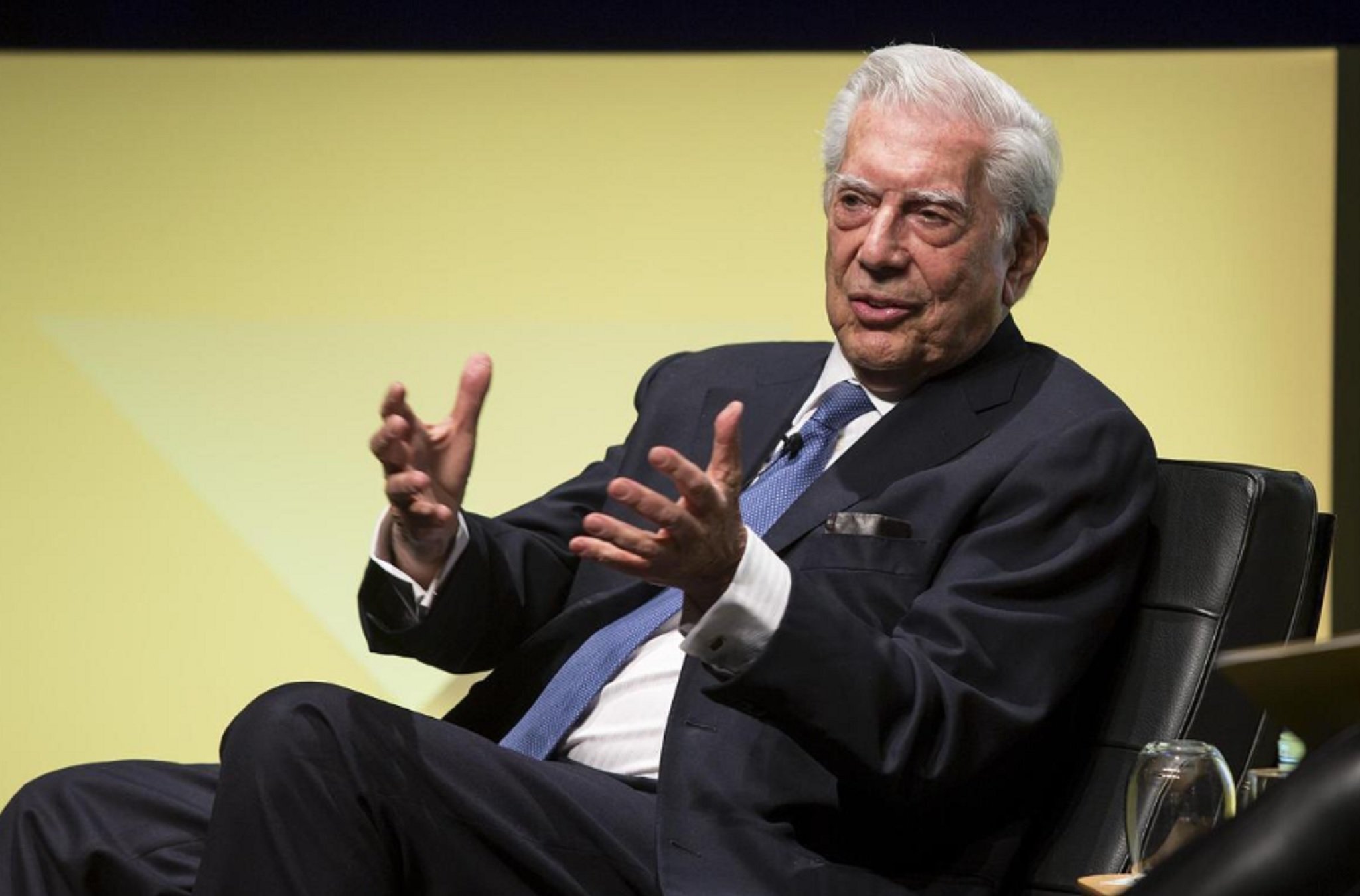 Qué cosas hacía Mario Vargas Llosa en un chino de Madrid este domingo: cazado
