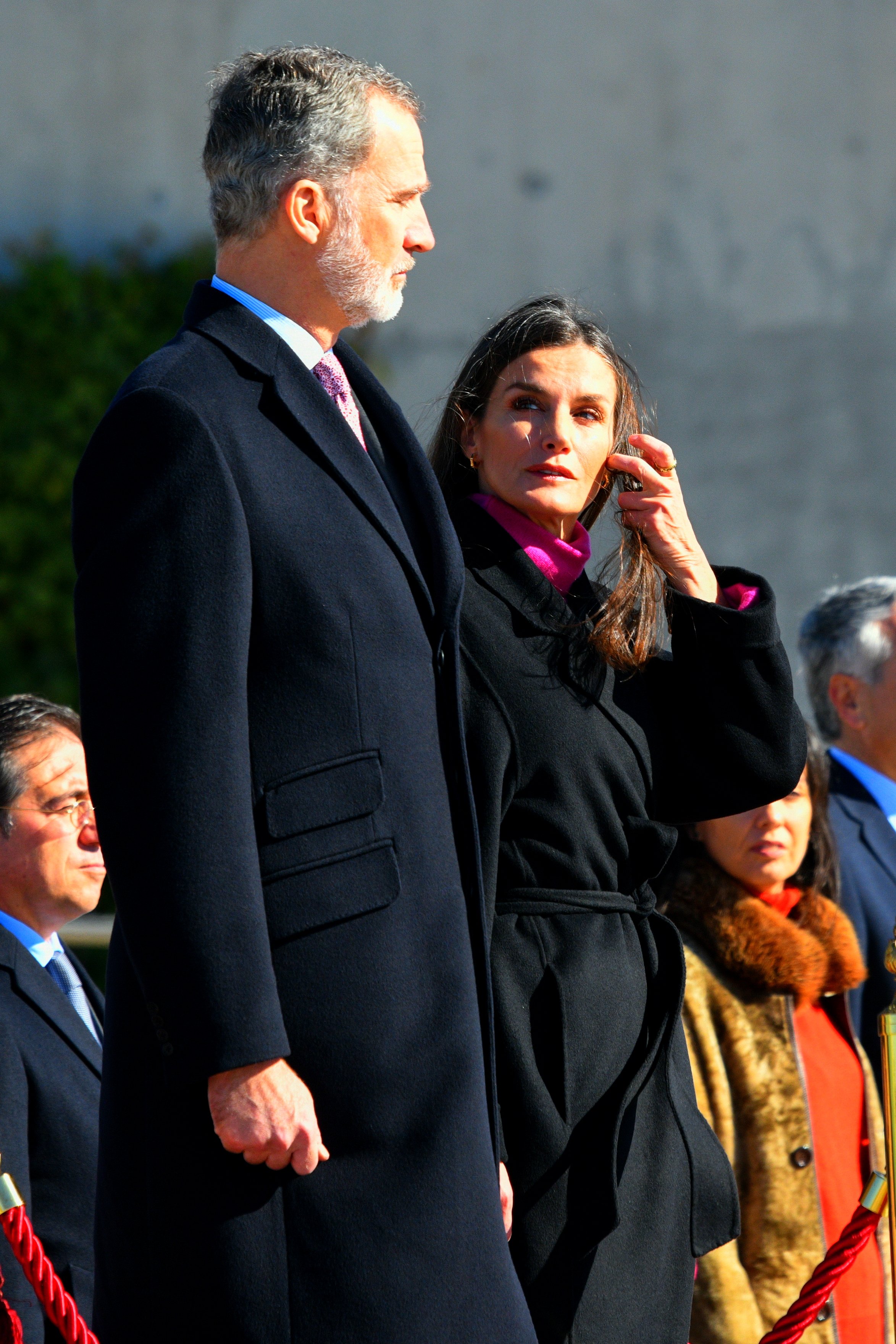 El mal gesto de Letizia escuchando el himno de España antes de viajar a Angola