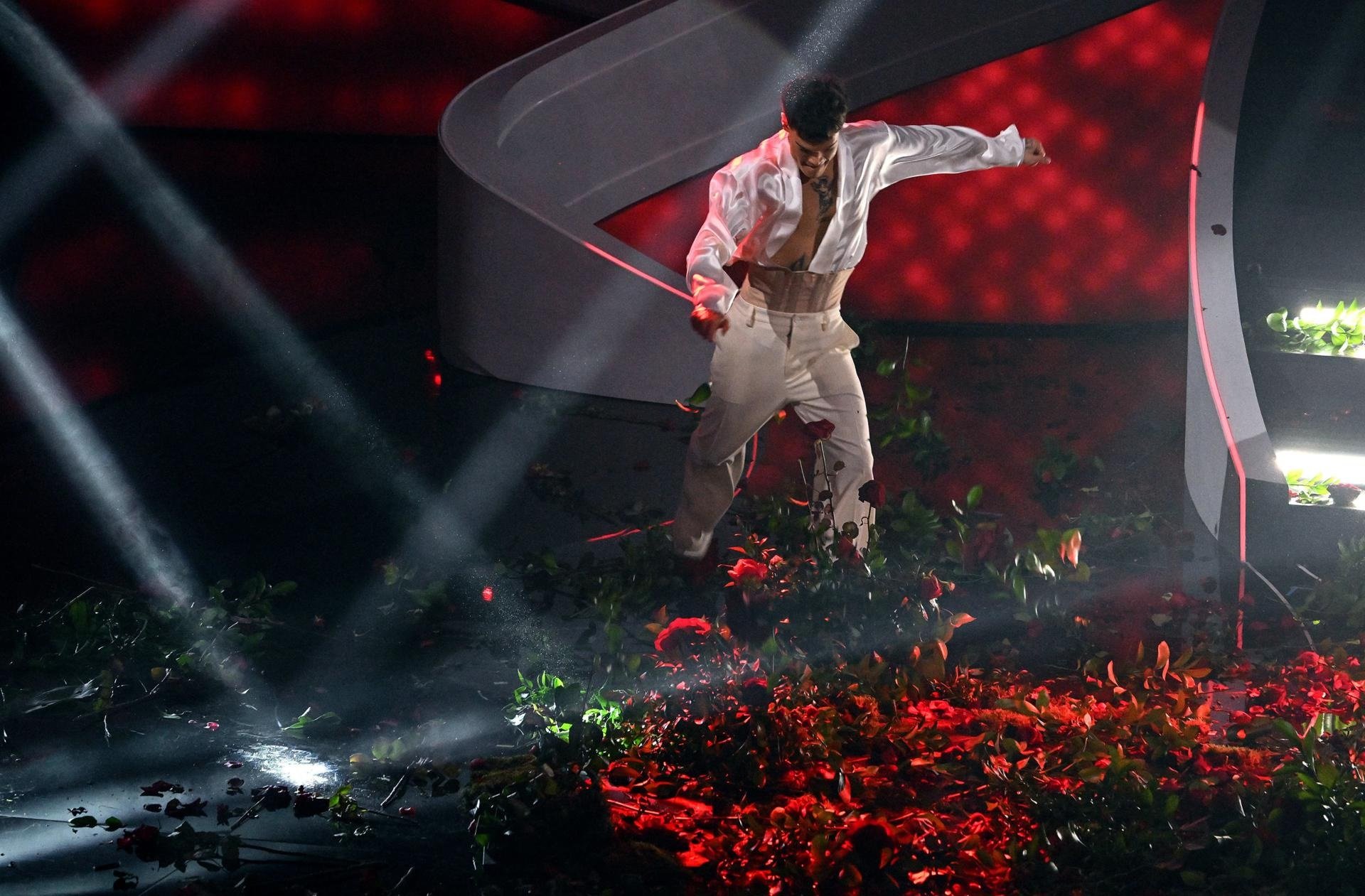 Escándalo en San Remo 2023: un cantante destroza el escenario por un error técnico en su actuación
