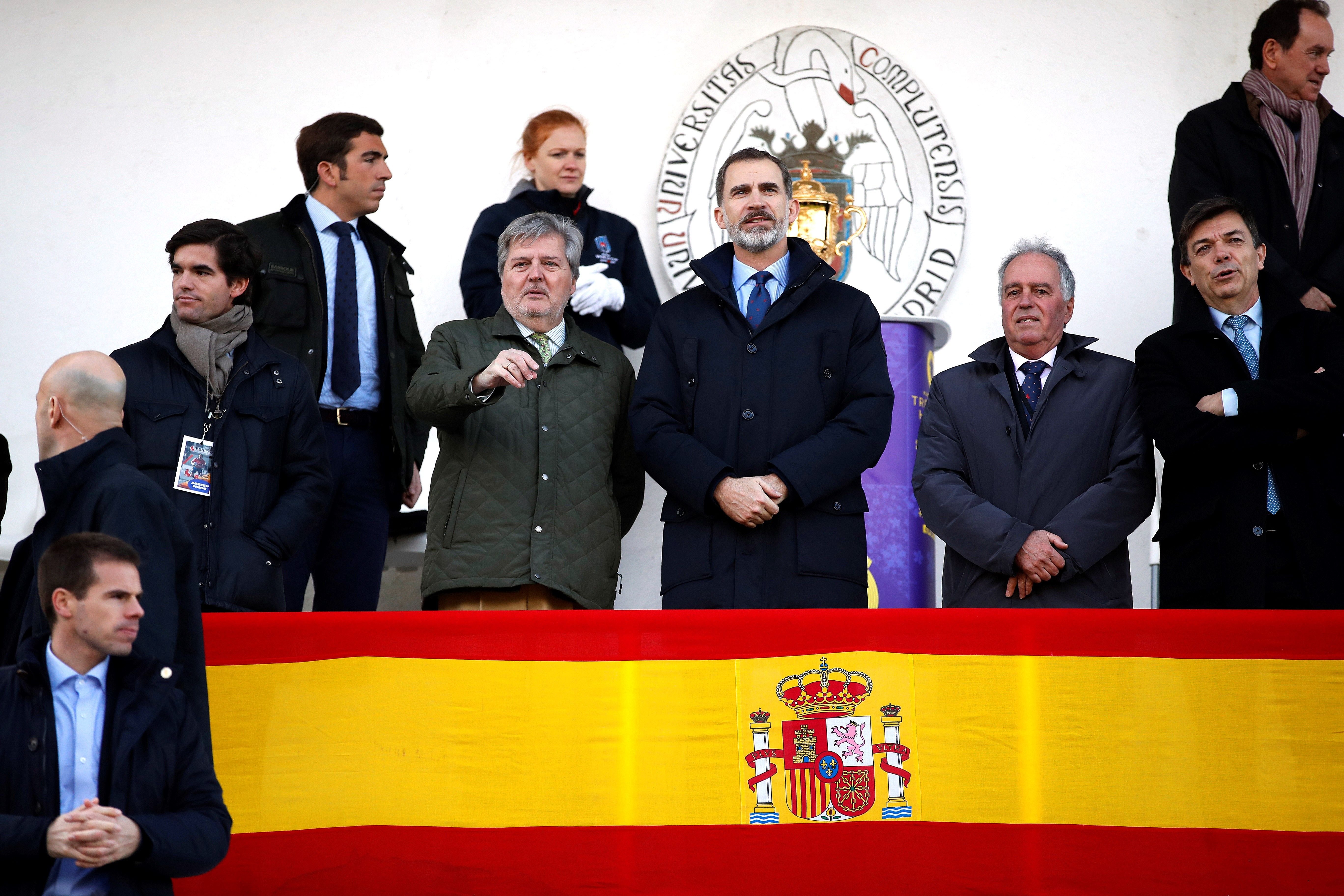 El rey Felipe lo da todo animando a España en un partido de rugby